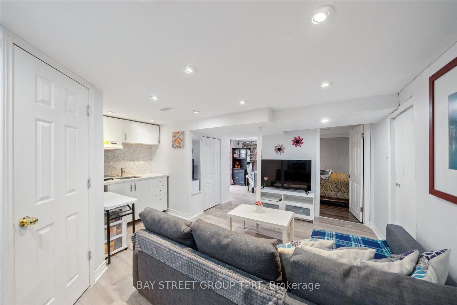 4 Bedrooms Condo at 16 Bur Oak, Toronto For sale
