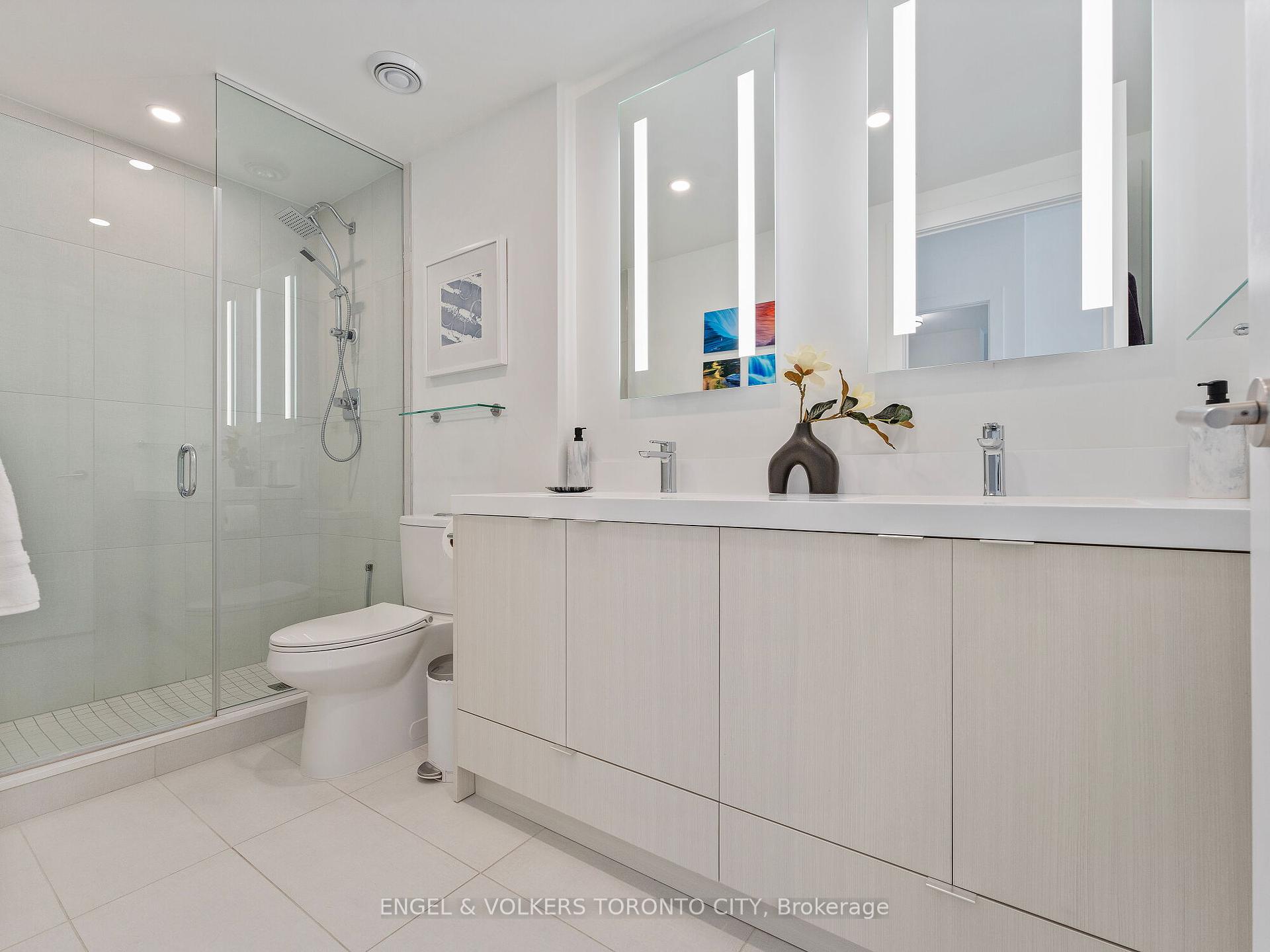 4 Bedrooms Condo at 30 Inn On The Park, Toronto For sale