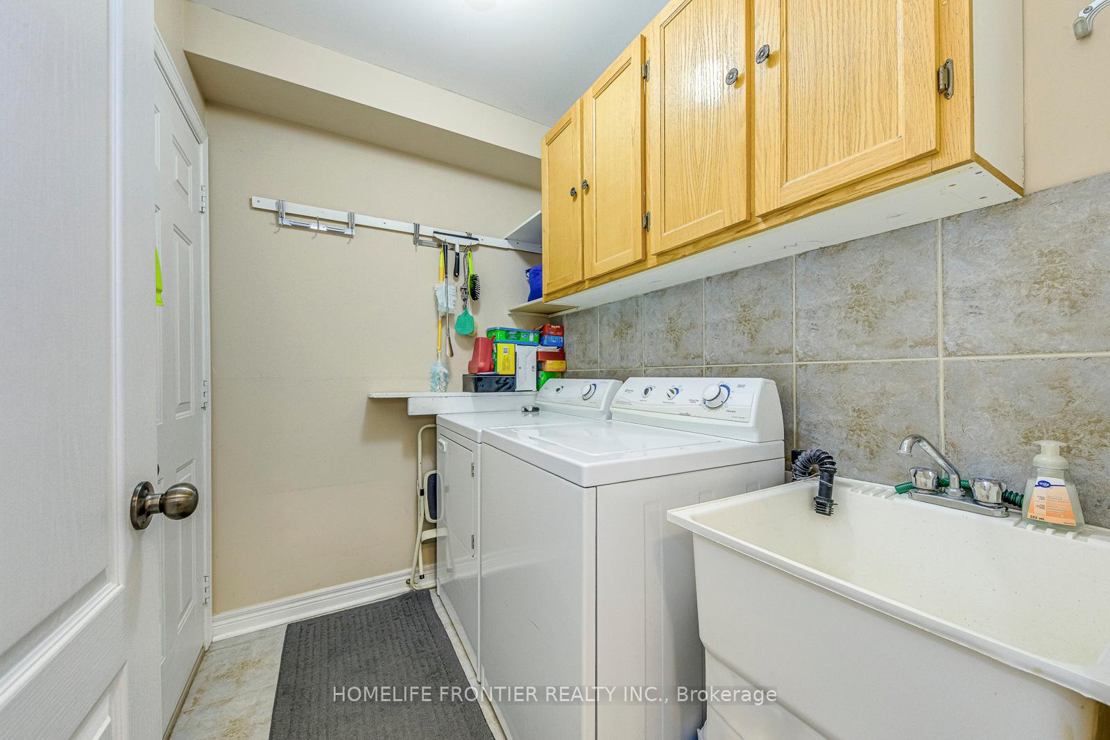 4 Bedrooms Condo at 90 Oakhampton,  Hamilton For sale