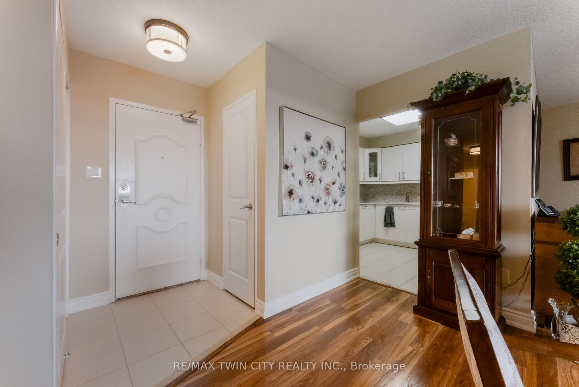 2 Bedrooms Condo at 301 Frances, Hamilton For sale