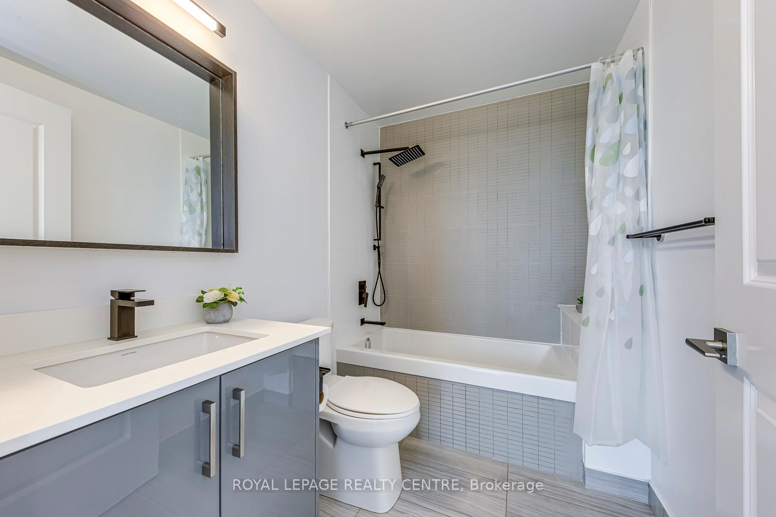 2 Bedrooms Condo at 4633 Glen Erin, Mississauga For sale