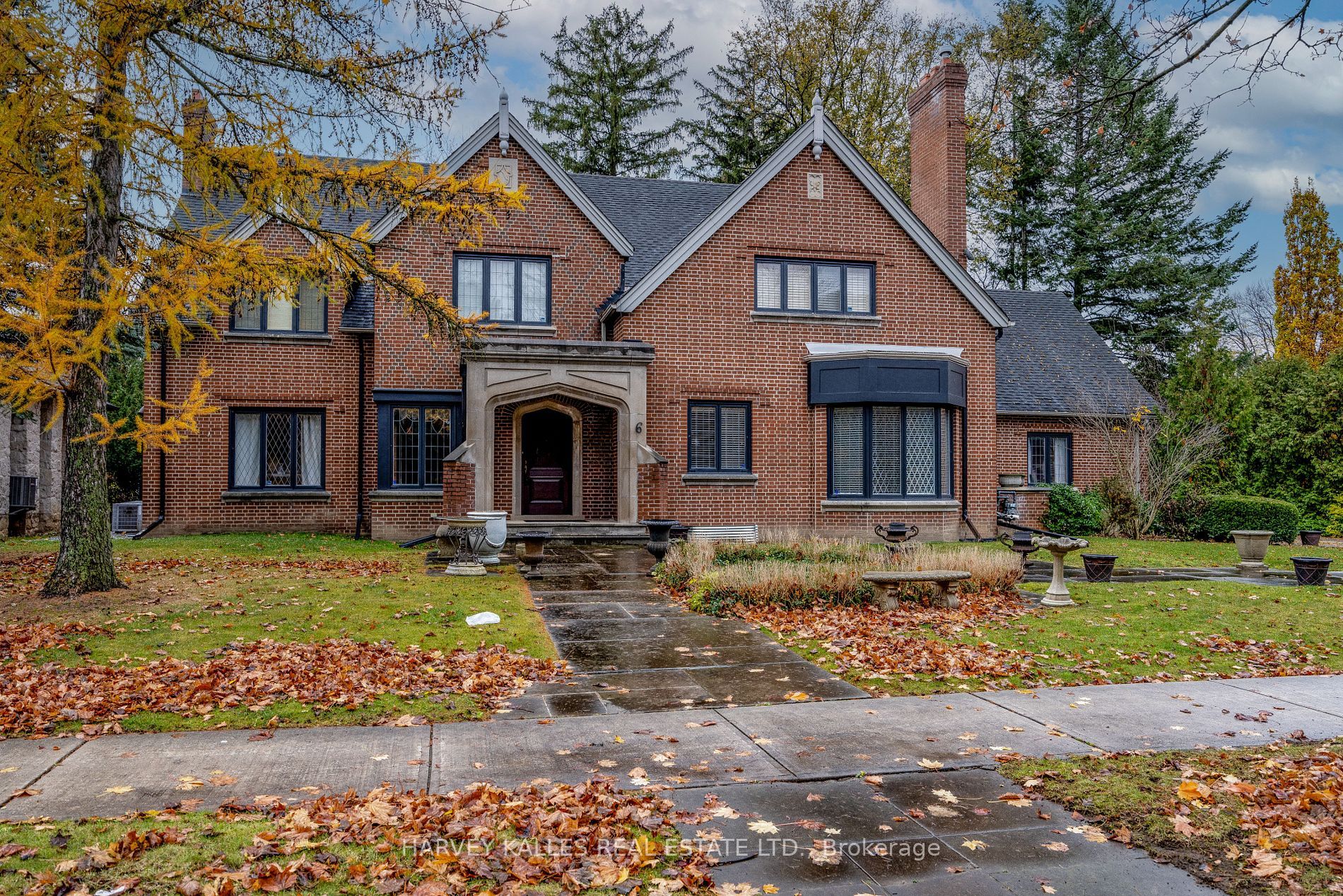 6 Versailles Court