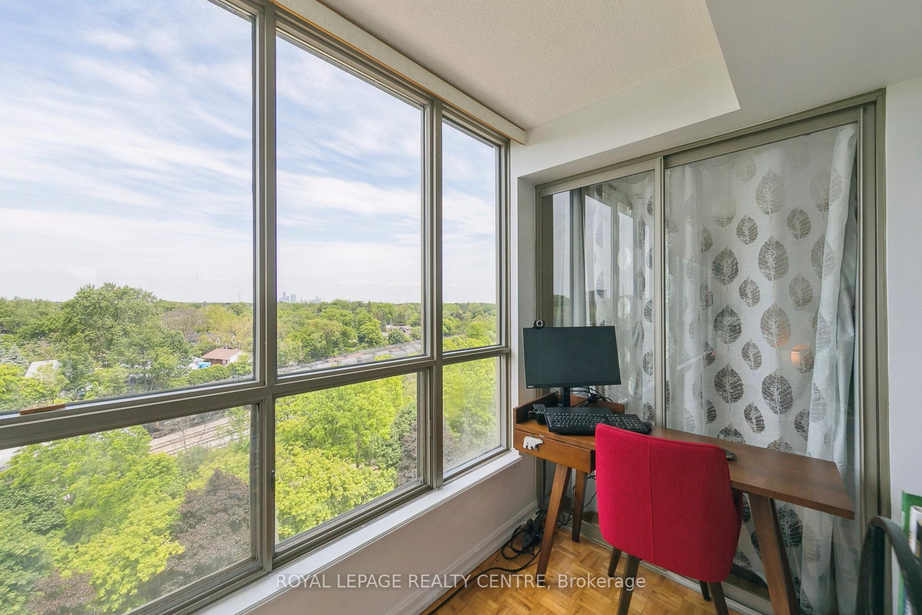 3 Bedrooms Condo at 1110 Walden, Mississauga For sale