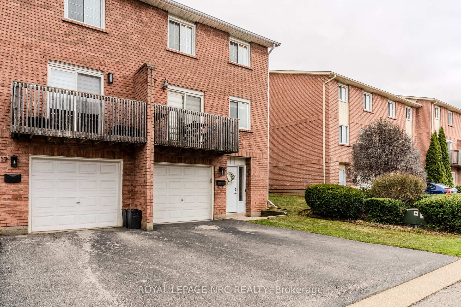 3 Bedrooms Condo at 29 Heritage, Hamilton For sale
