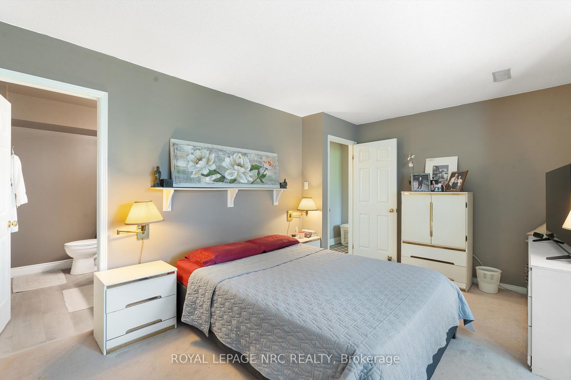 2 Bedrooms Condo at 2530 Northhampton, Burlington For sale