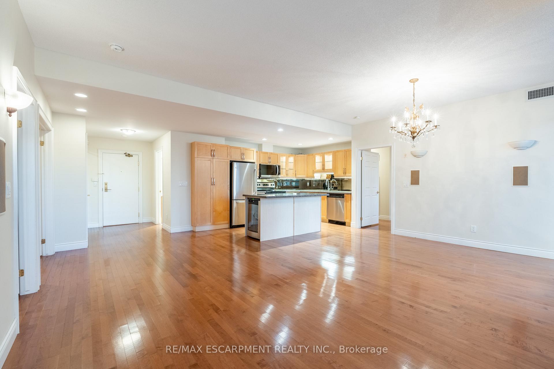 2 Bedrooms Condo at 399 Elizabeth, Burlington For sale