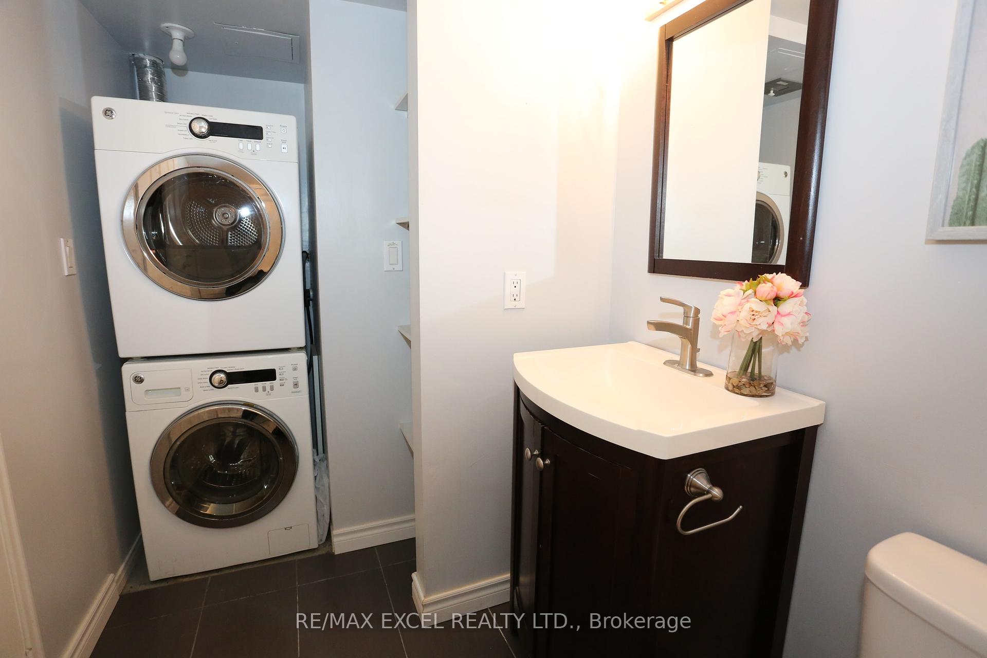 2 Bedrooms Condo at 38 Hollywood, Toronto For sale