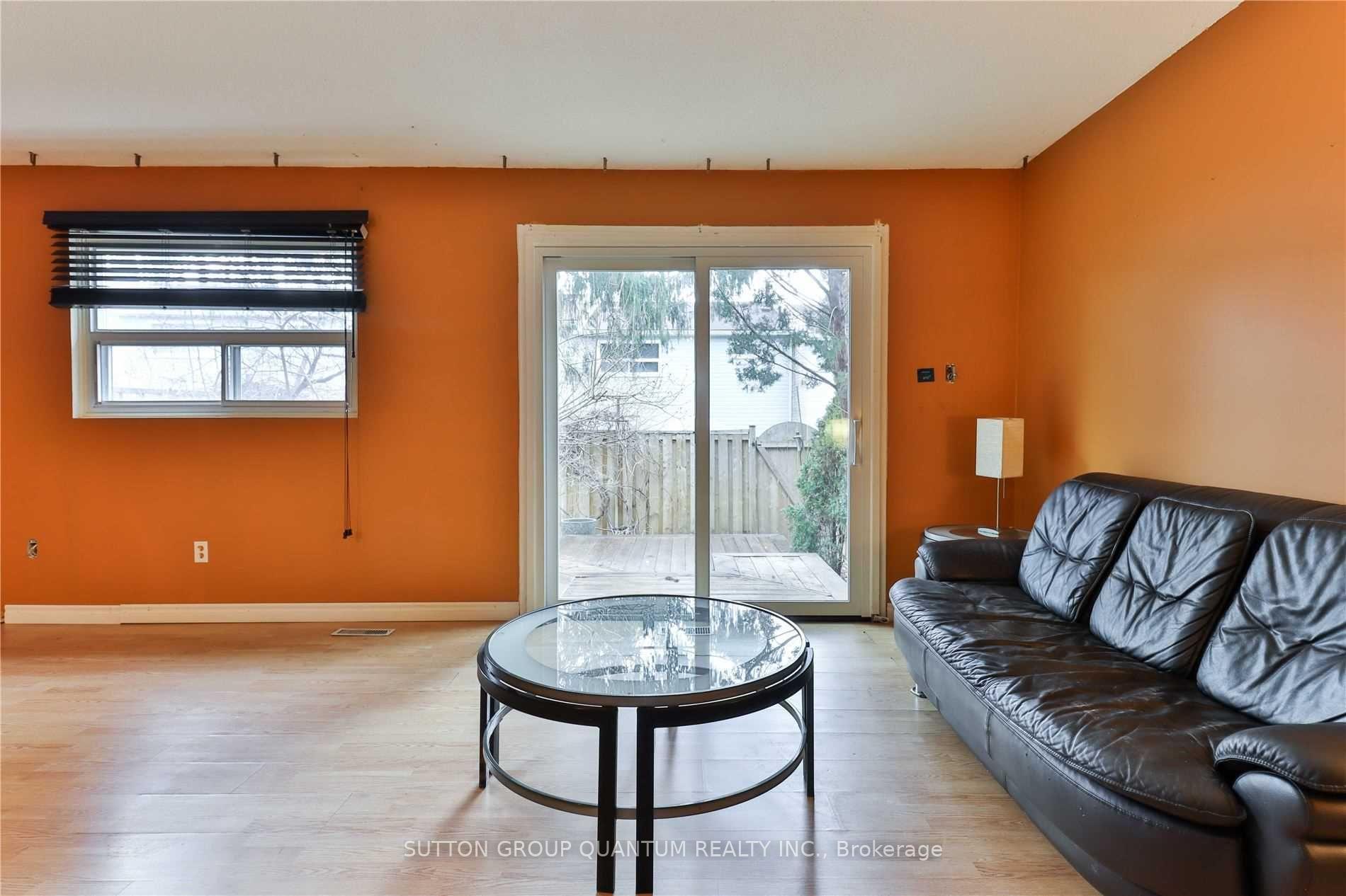 3 Bedrooms Condo at 1055 Shawnmarr, Mississauga For sale