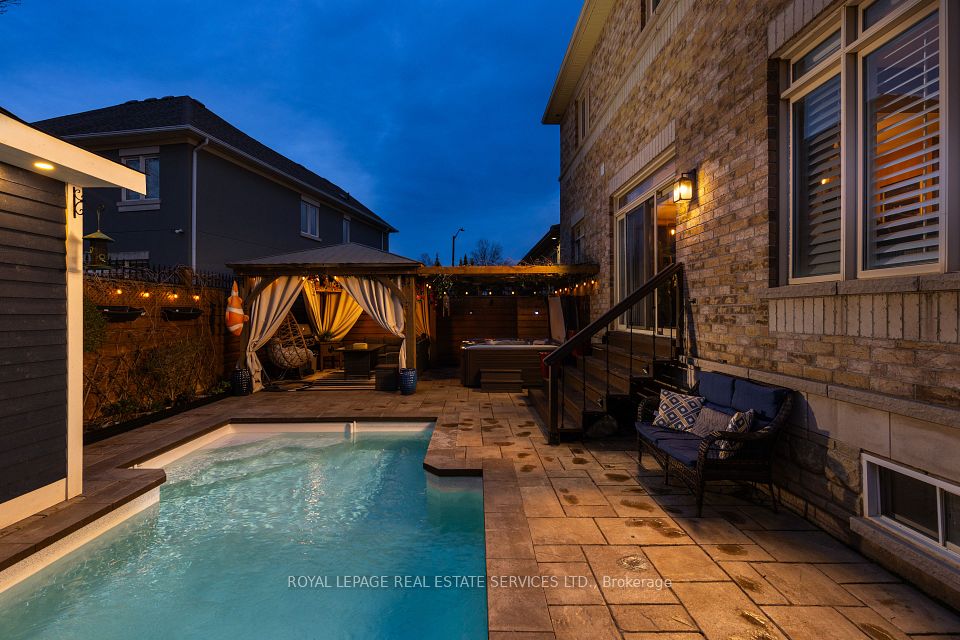 2205 Blackbird Court, Oakville, ON L6M 5E6