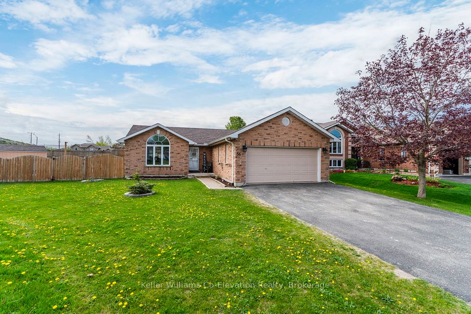 56 Byrnes Crescent, Penetanguishene, ON L9M 1V9