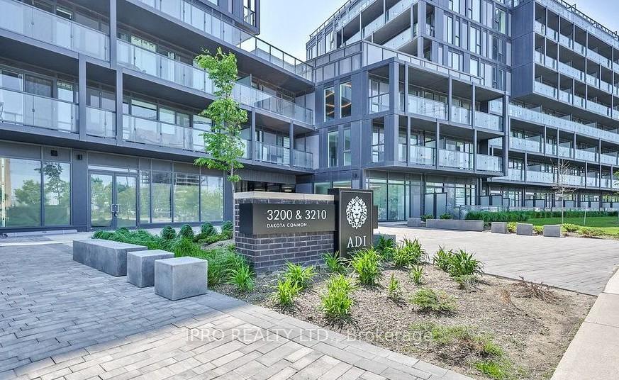2 Bedrooms Condo at 3200 Dakota, Burlington For sale