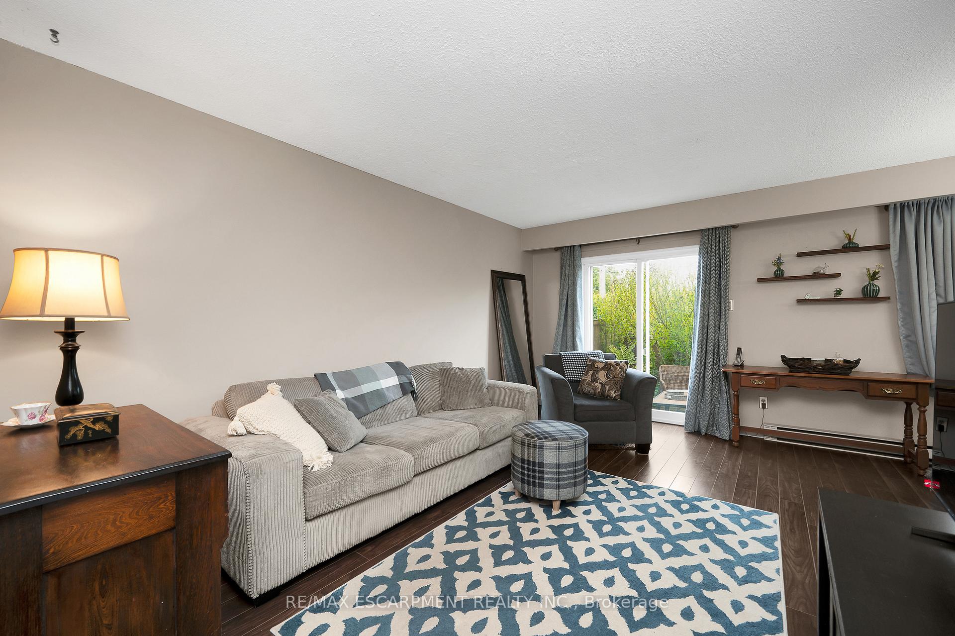 3 Bedrooms Condo at 5017 Pinedale, Burlington For sale