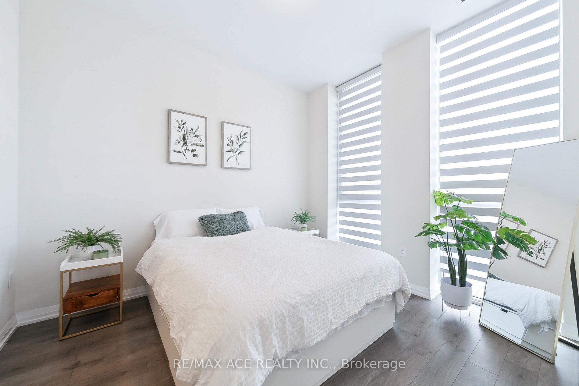2 Bedrooms Condo at 65 Watergarden, Mississauga For sale