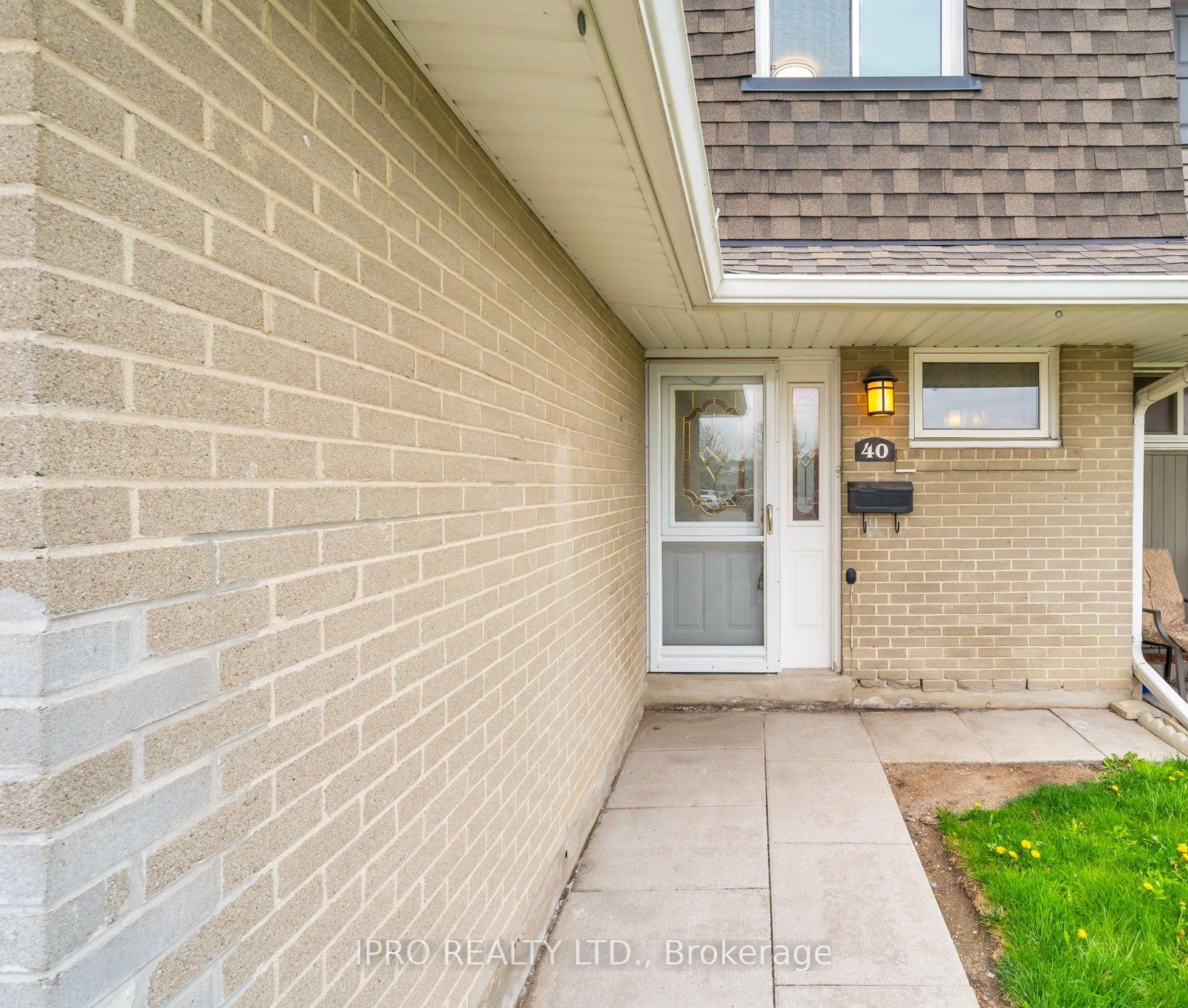 40 Village Court, Brampton, ON L6W 1A6
