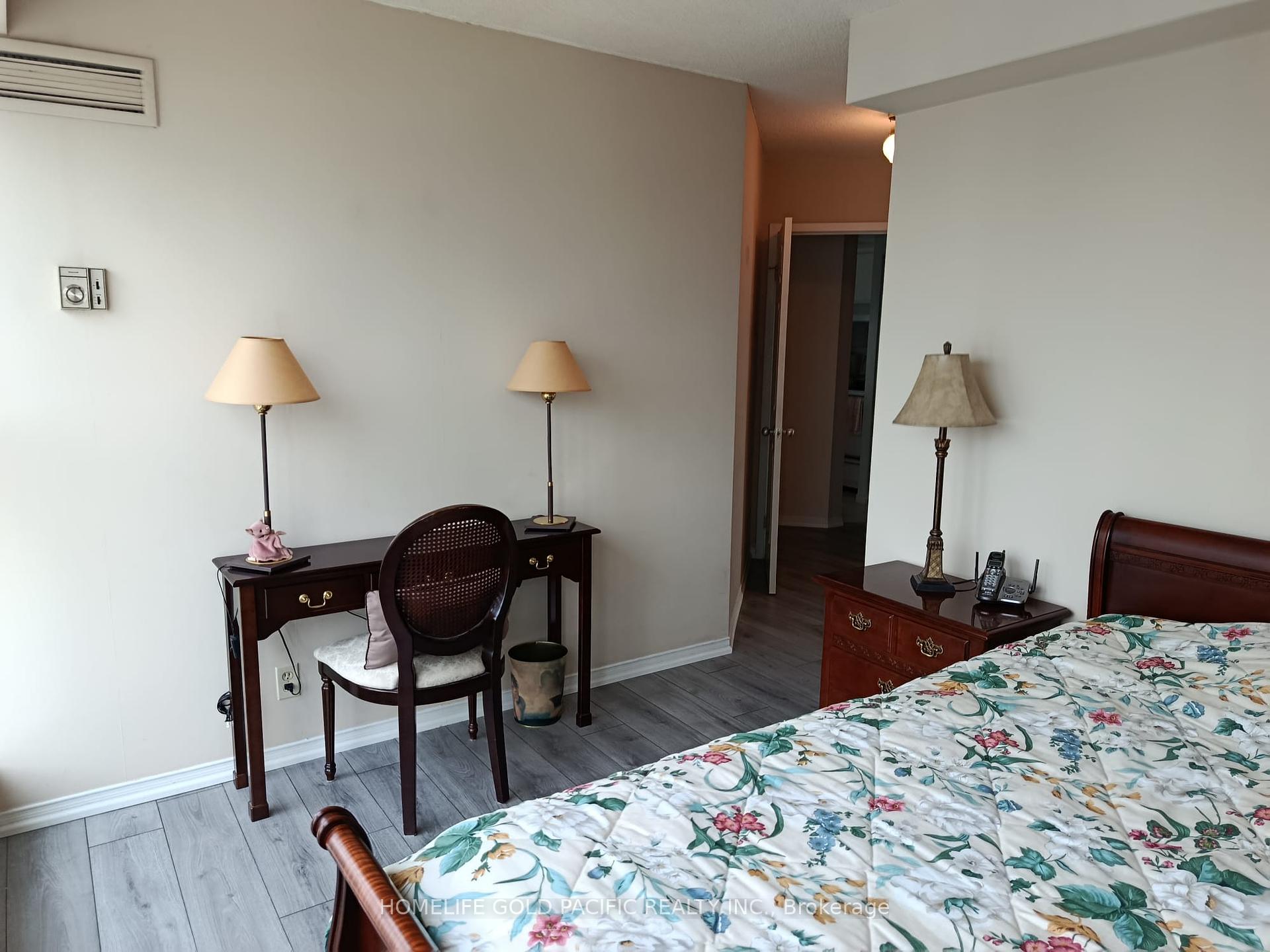 2 Bedrooms Condo at 77 Harbour, Toronto For sale