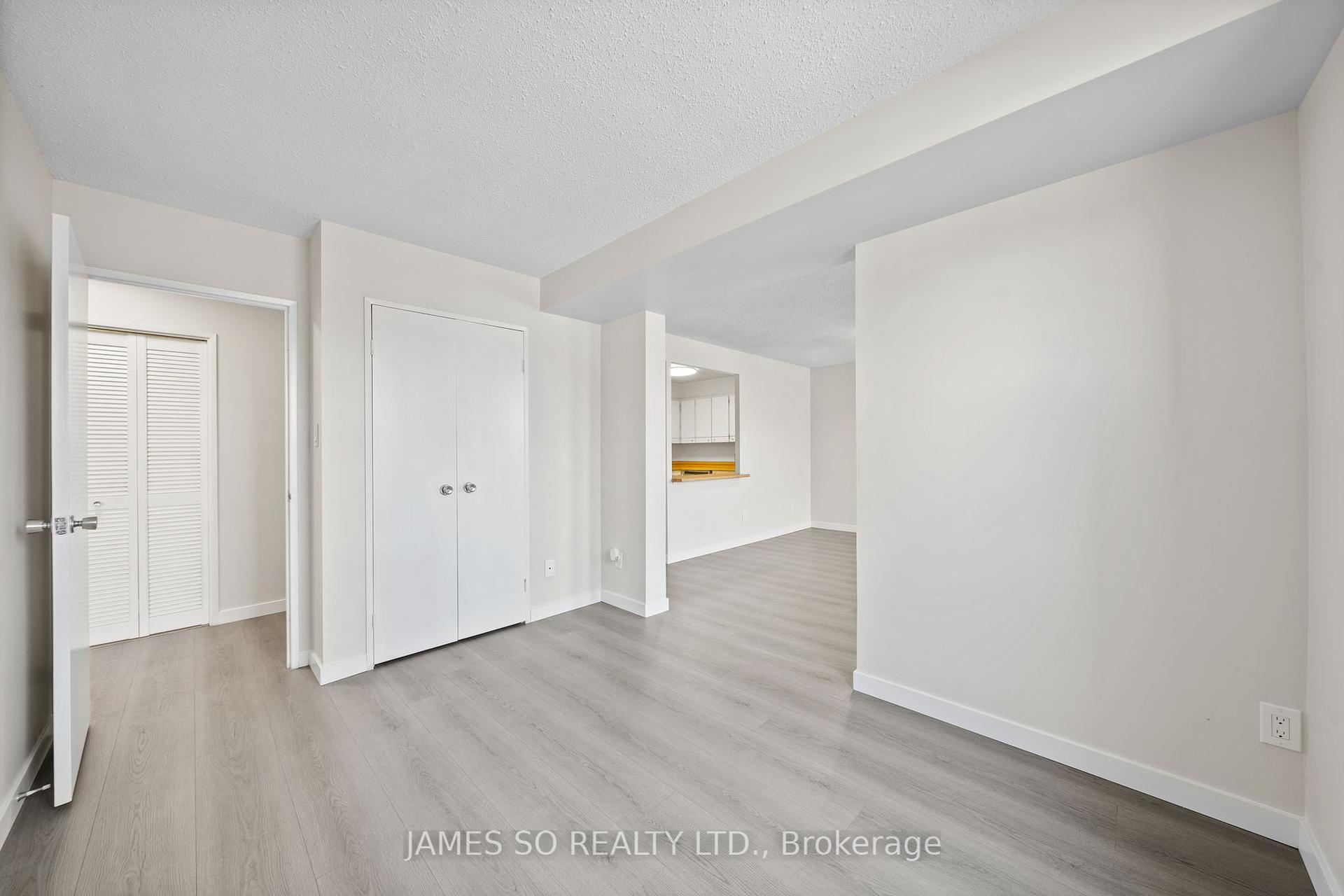 3 Bedrooms Condo at 20 Fashion Roseway,  Toronto For sale