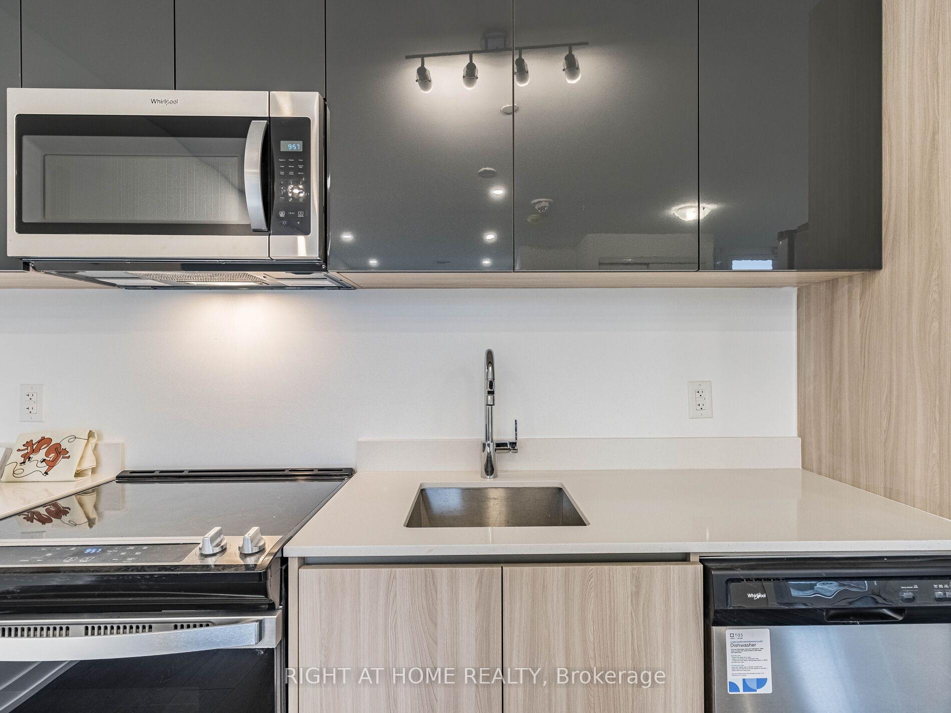2 Bedrooms Condo at 5 maryport, Toronto For sale