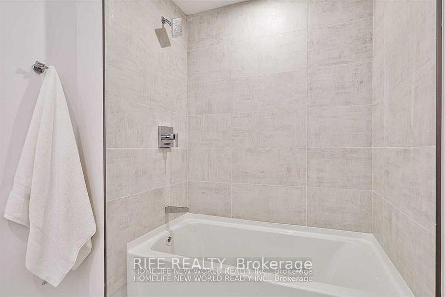 3 Bedrooms Condo at 15 Holmes, Toronto For sale