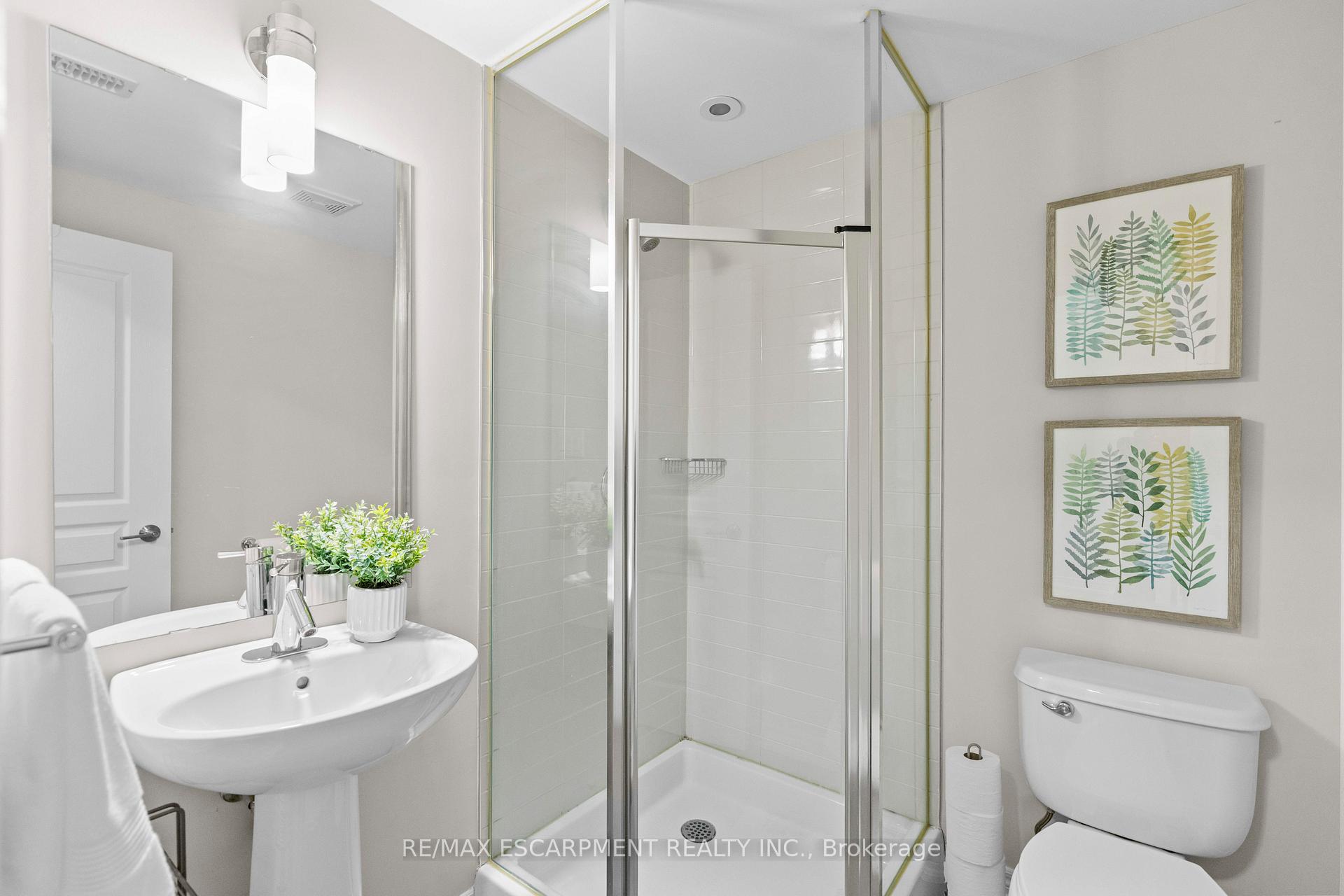 3 Bedrooms Condo at 215 Dundas, Hamilton For sale