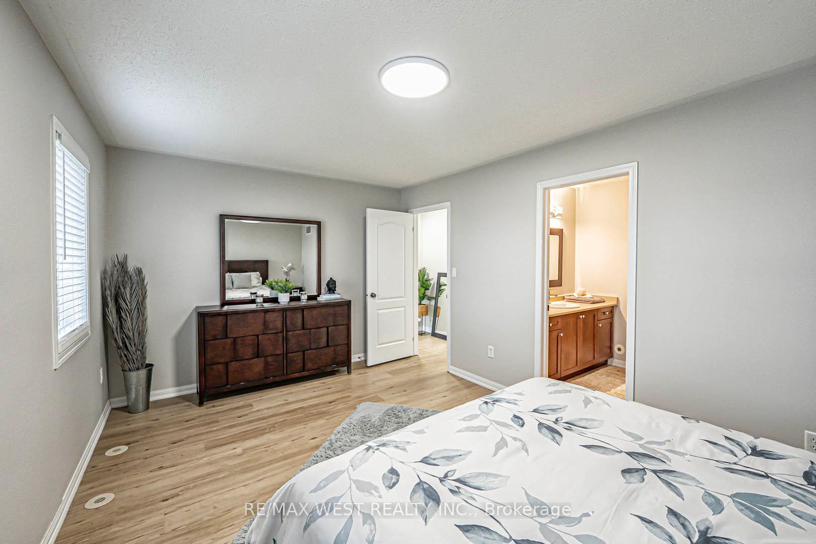 3 Bedrooms Condo at 3050 Rotary, Burlington For sale