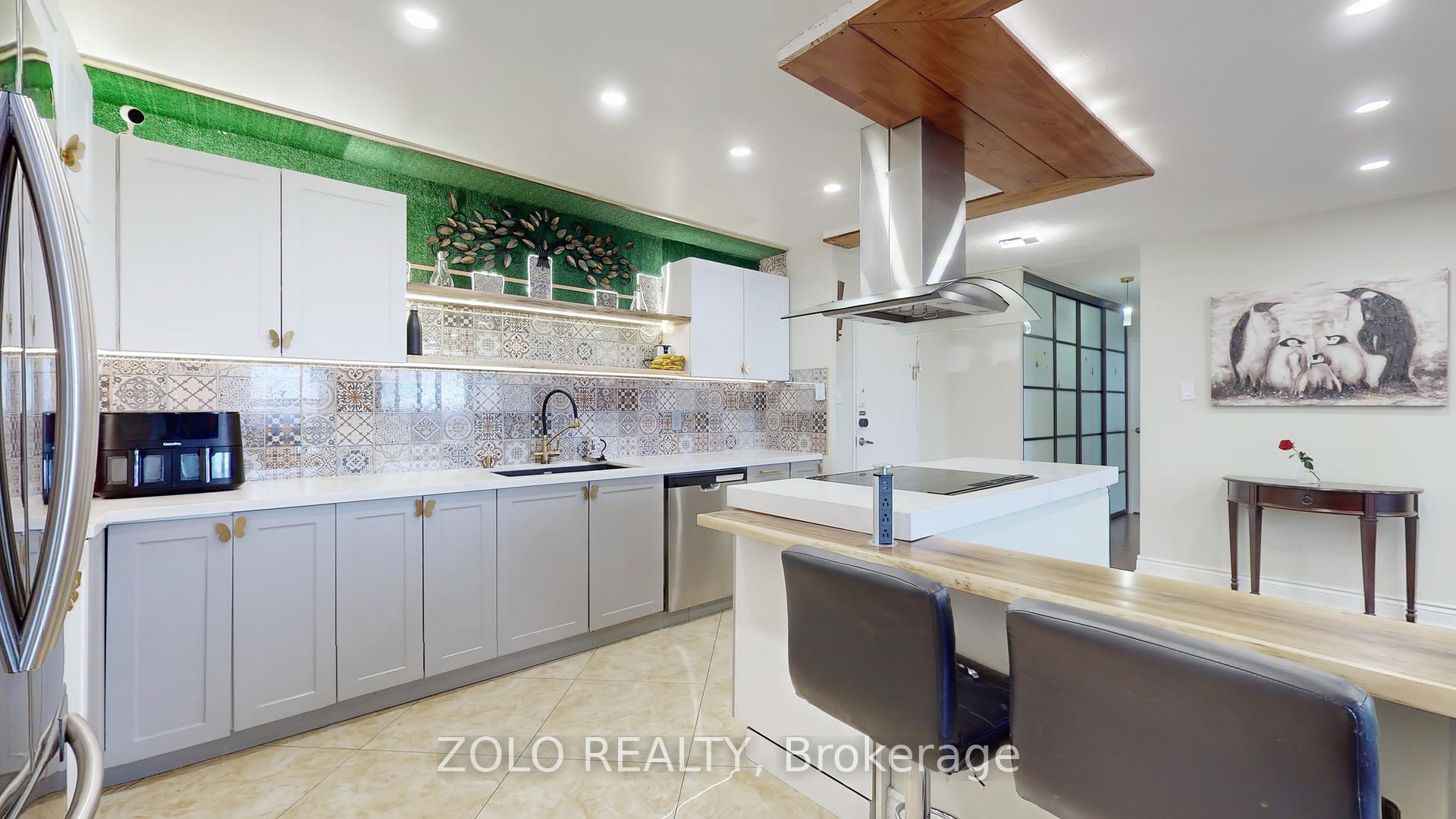 4 Bedrooms Condo at 627 The West Mall, Toronto For sale