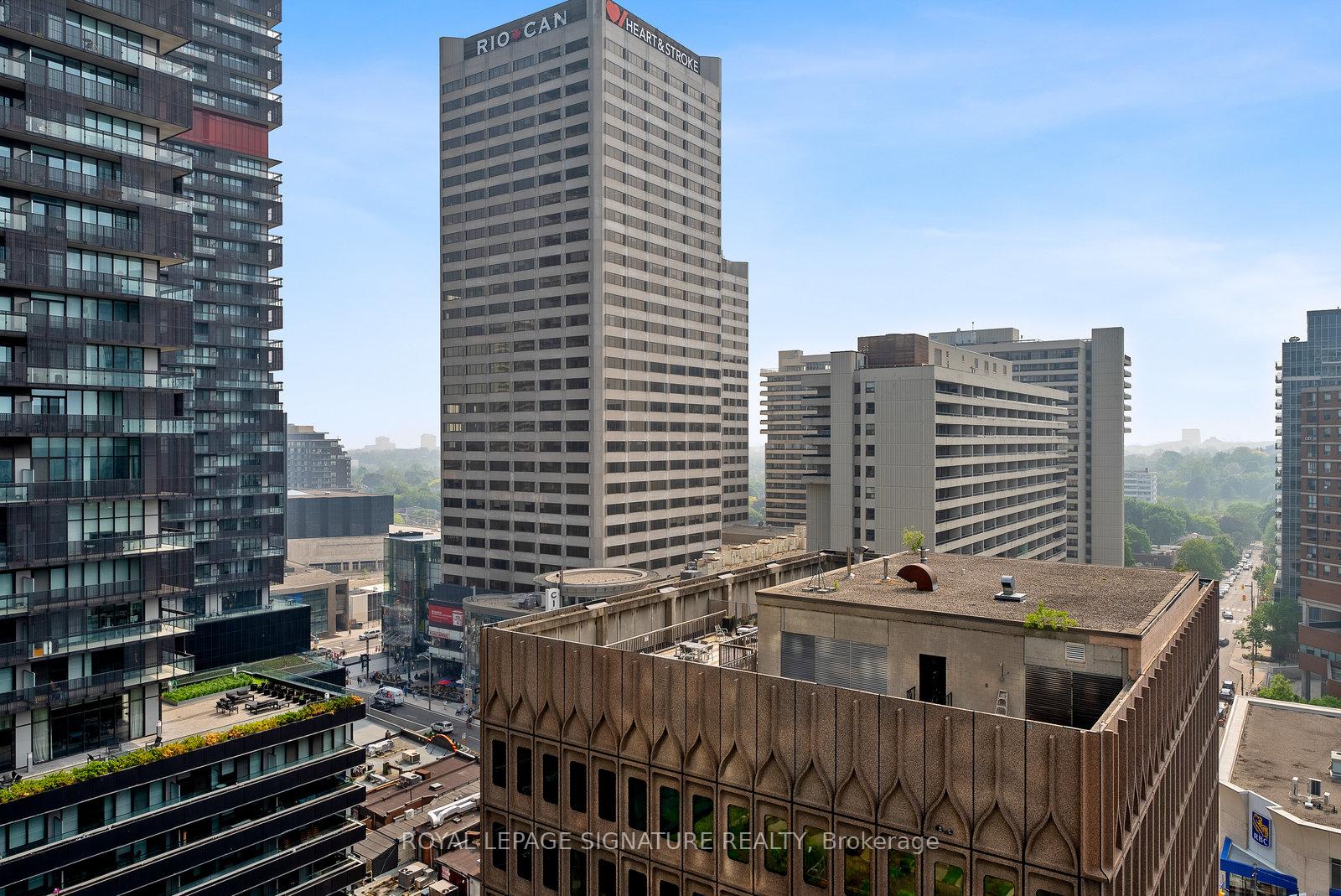 2 Bedrooms Condo at 30 Roehampton, Toronto For sale