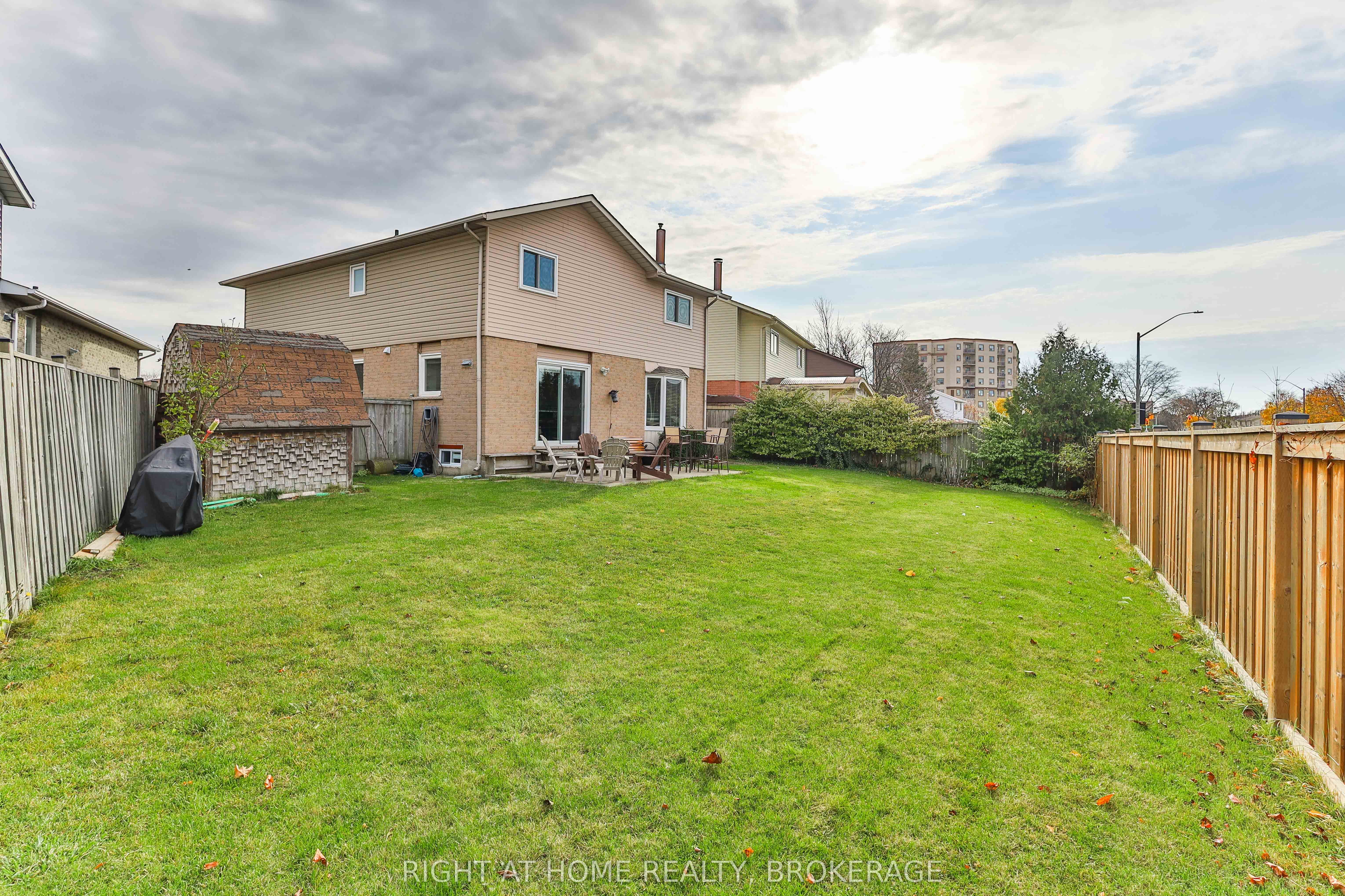 2 Desantis Court, Hamilton, ON L8W 3A9