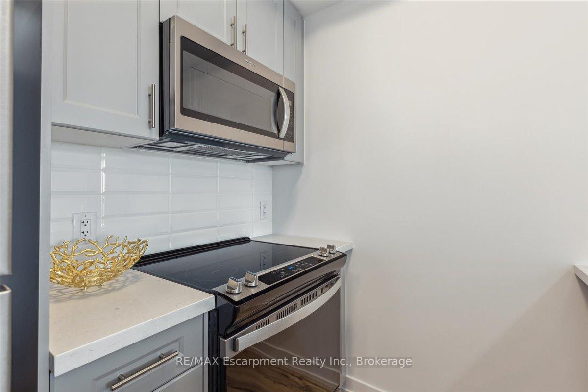 2 Bedrooms Condo at 450 Dundas,  Hamilton For sale