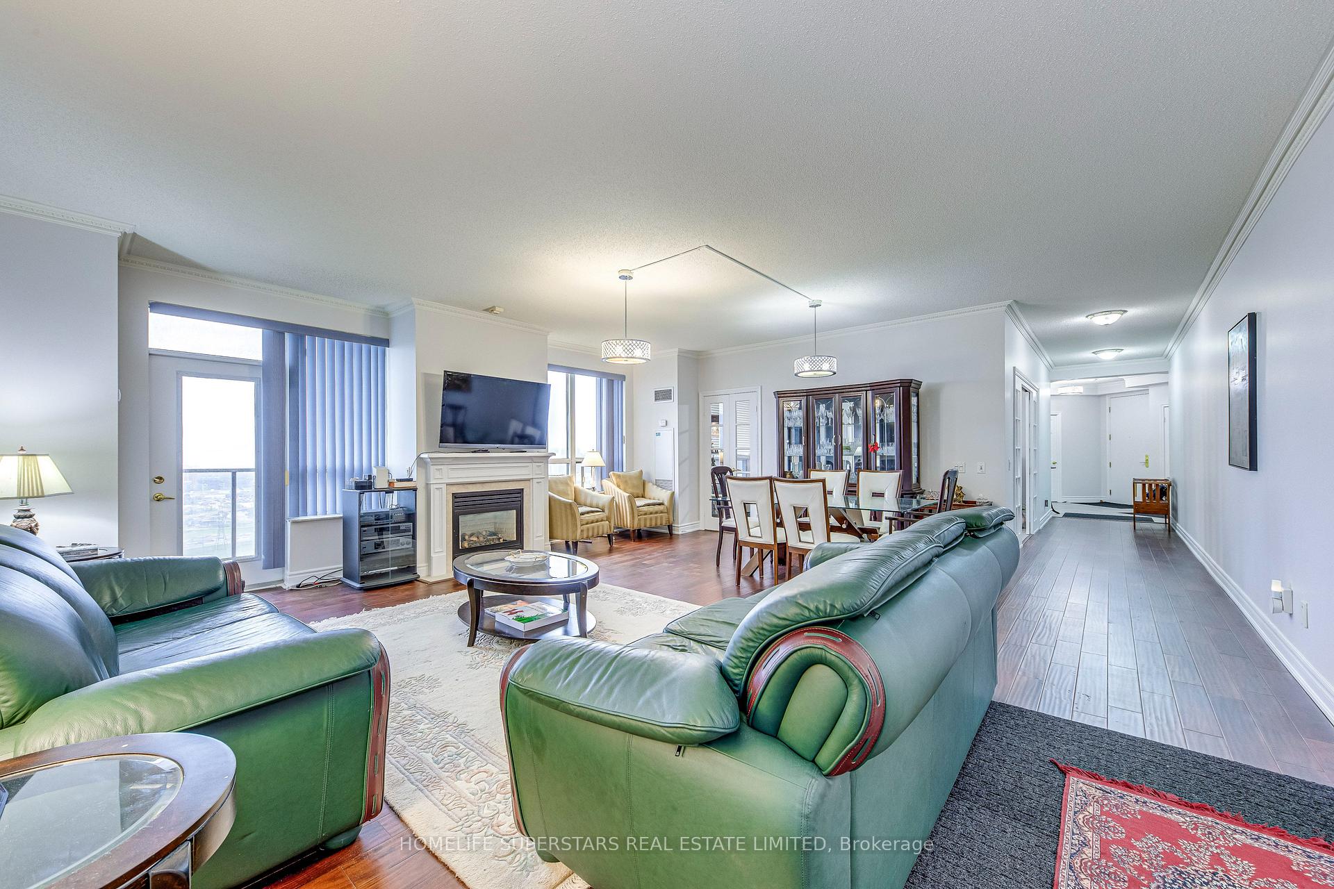 3 Bedrooms Condo at 25 Kingsbridge Garden, Mississauga For sale