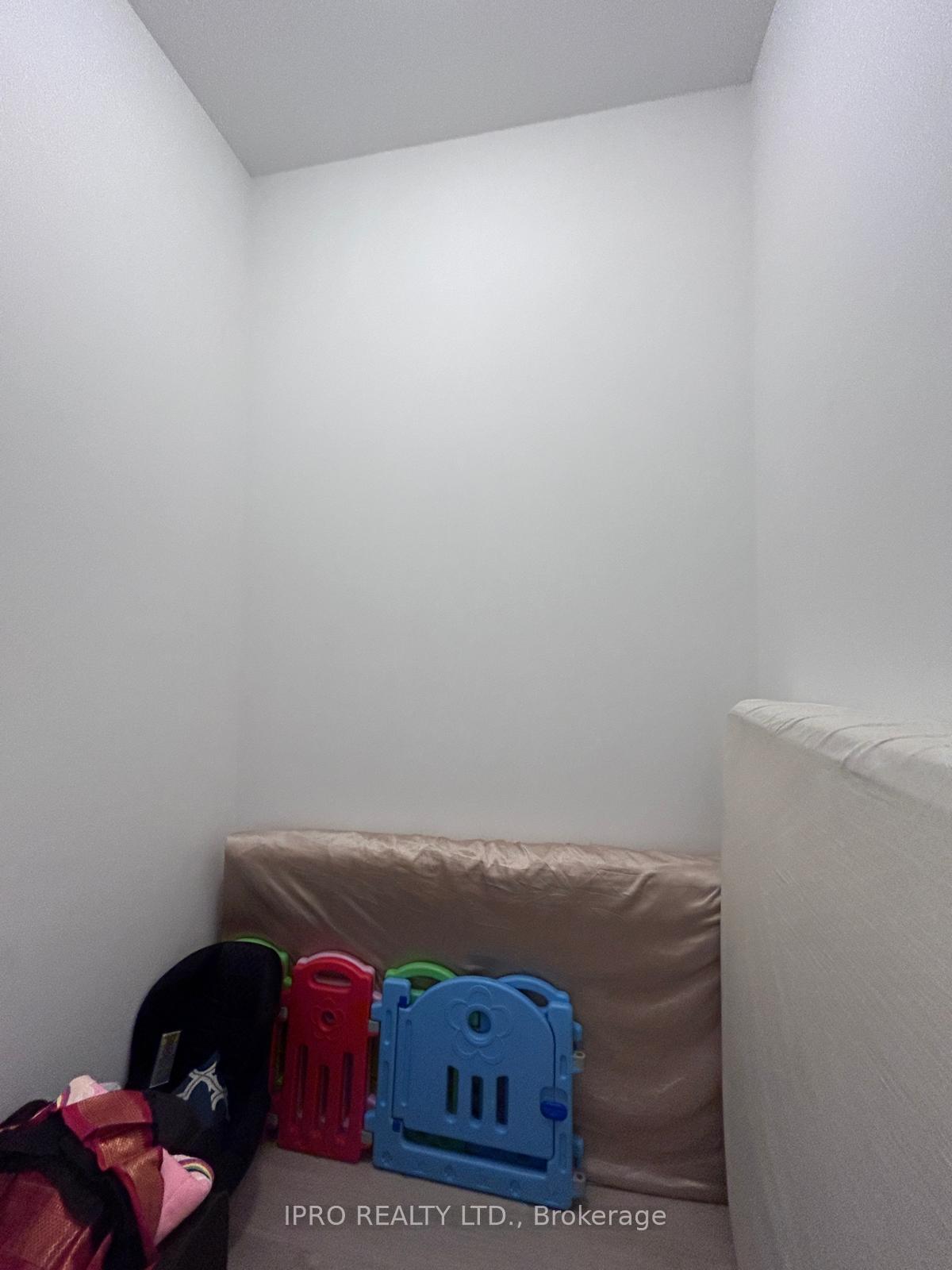 2 Bedrooms Condo at 8 Nahani, Mississauga For sale