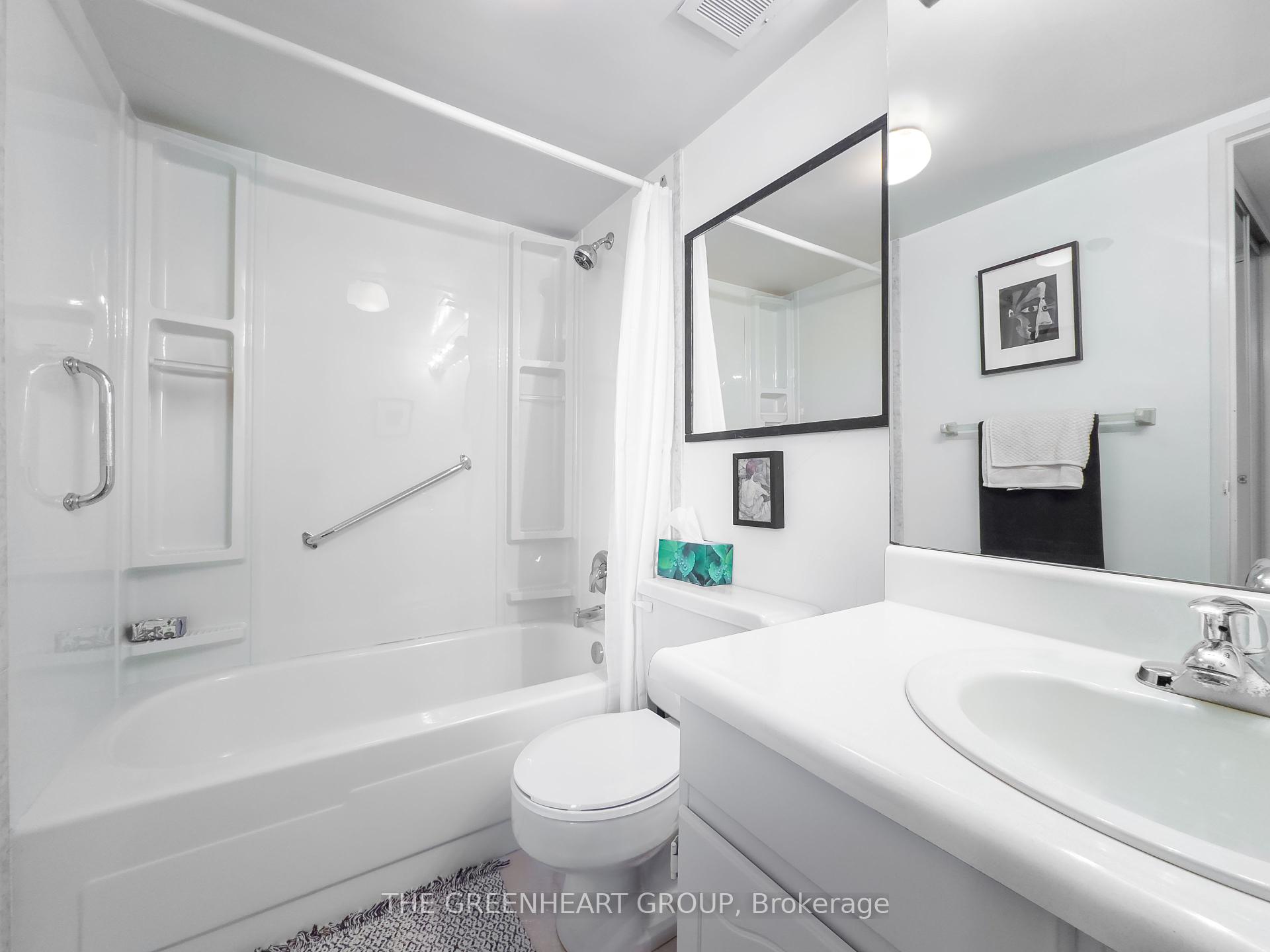 3 Bedrooms Condo at 1400 Dixie,  Mississauga For sale