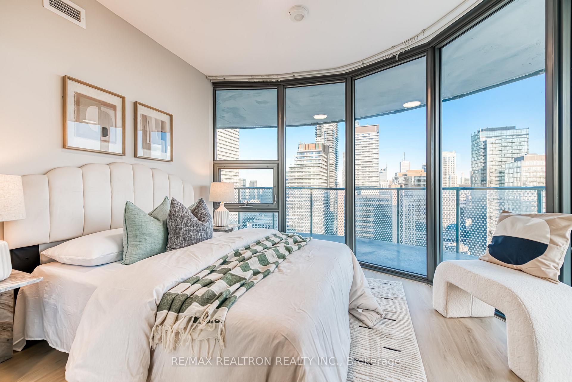 3 Bedrooms Condo at 11 Wellesley, Toronto For sale