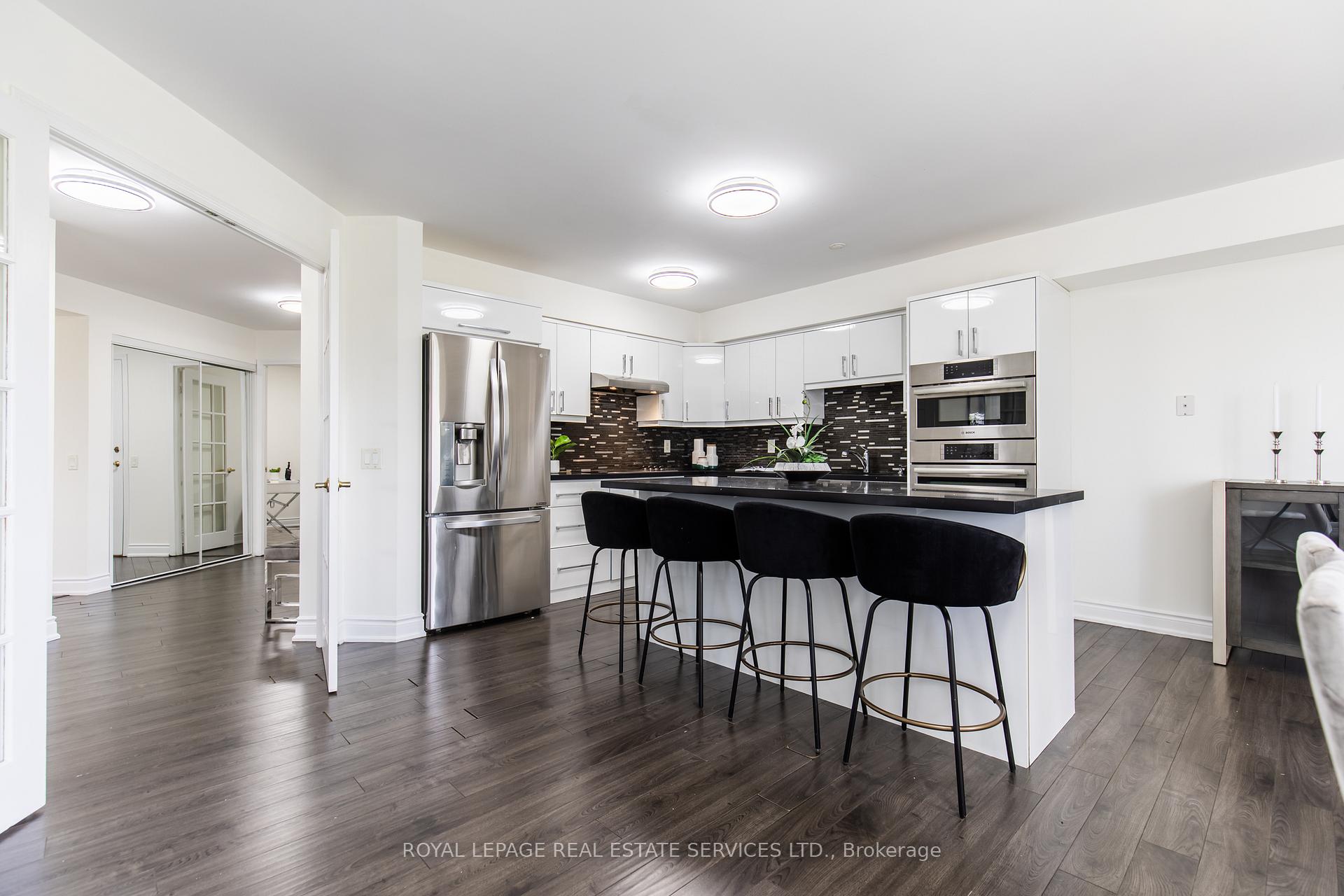 3 Bedrooms Condo at 25 Kingsbridge Garden, Mississauga For sale
