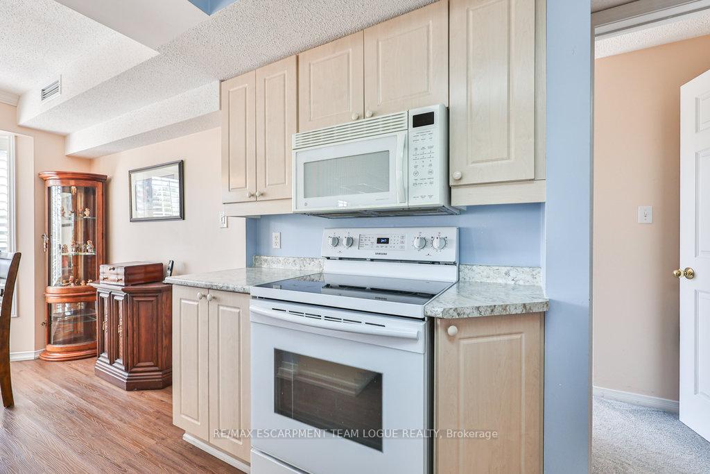 2 Bedrooms Condo at 216 Plains Road West, Burlington For sale
