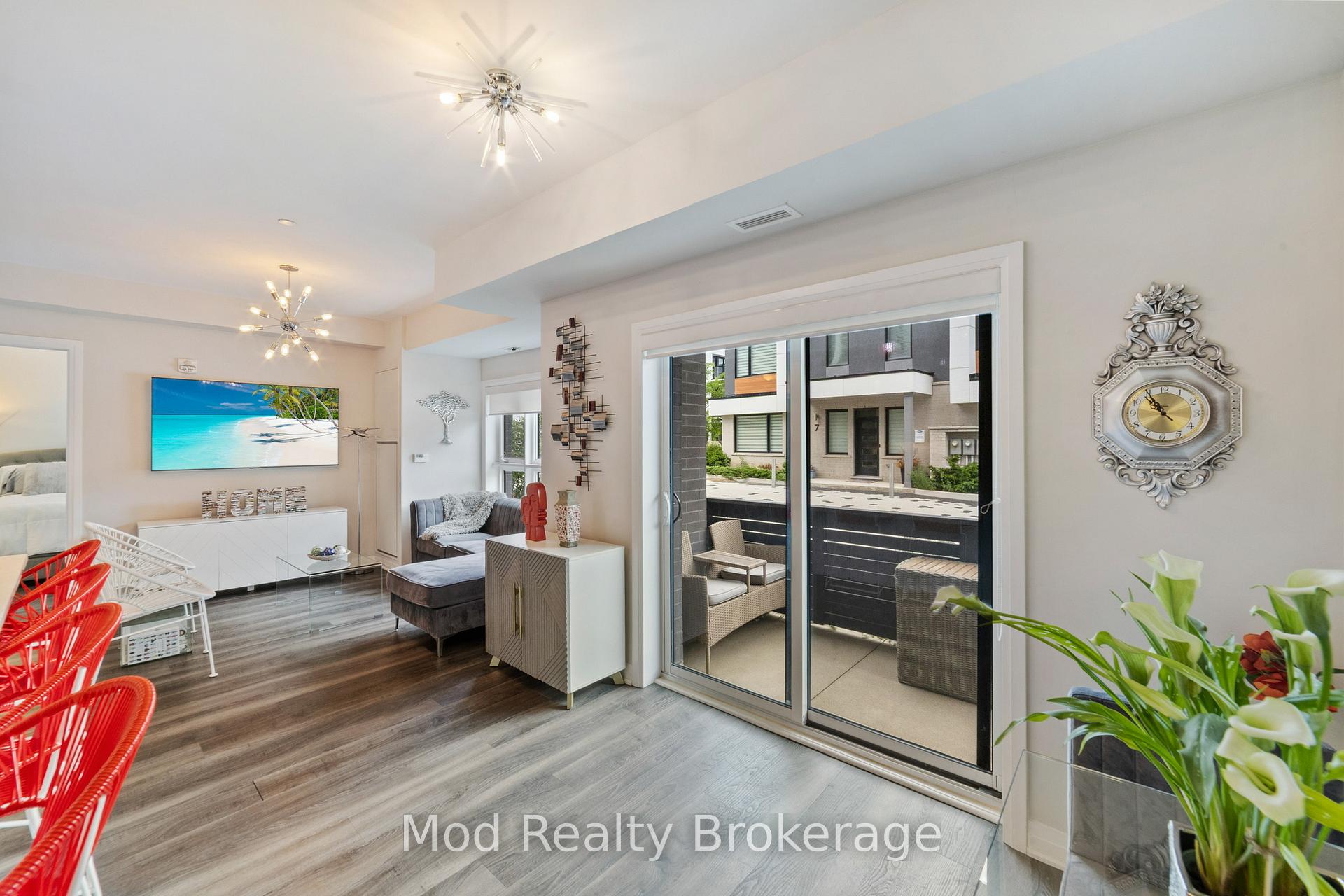2 Bedrooms Condo at 128 Grovewood, Oakville For sale
