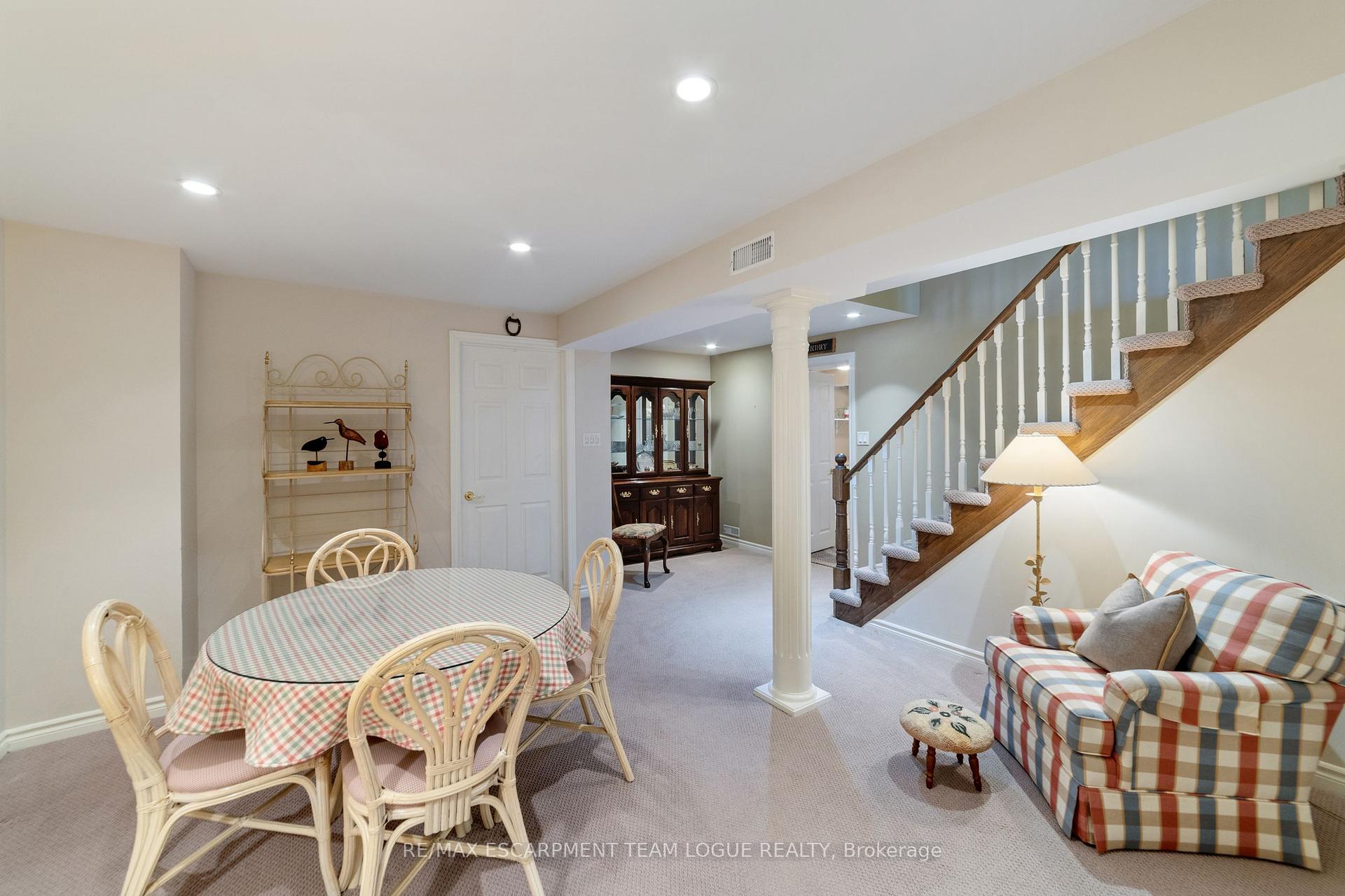 3 Bedrooms Semi-Detached at 4144 STONEBRIDGE,  Burlington For sale
