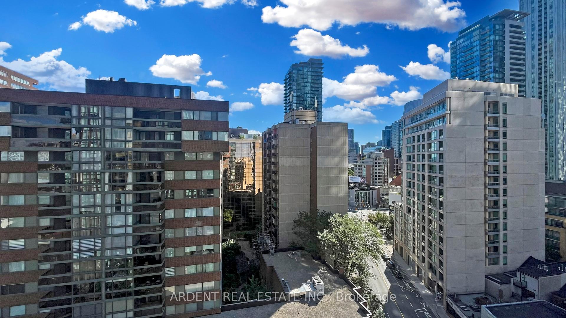 3 Bedrooms Condo at 32 Davenport,  Toronto For sale