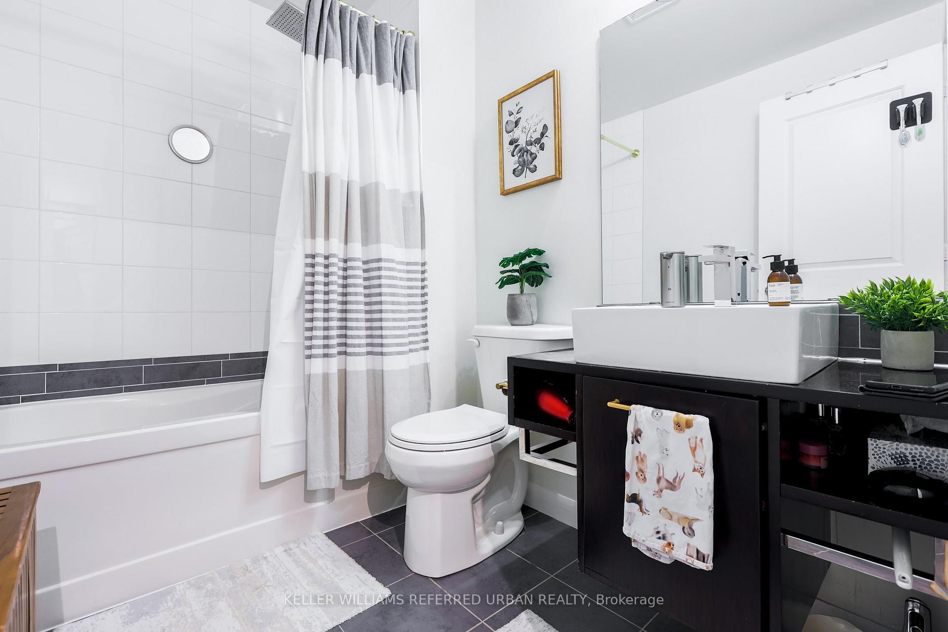 2 Bedrooms Condo at 19 Town Centre, Toronto For sale