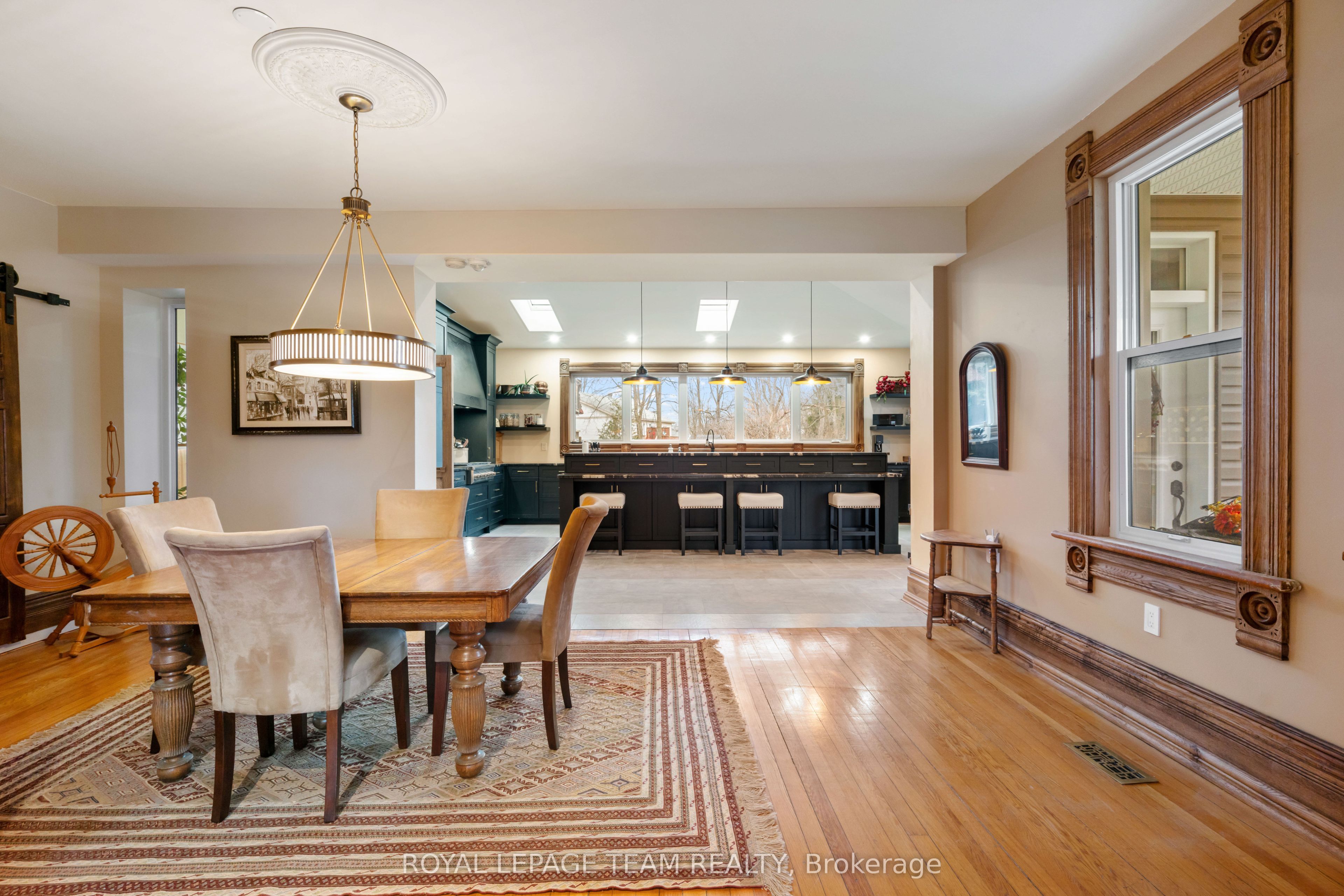 77 Queen Street W