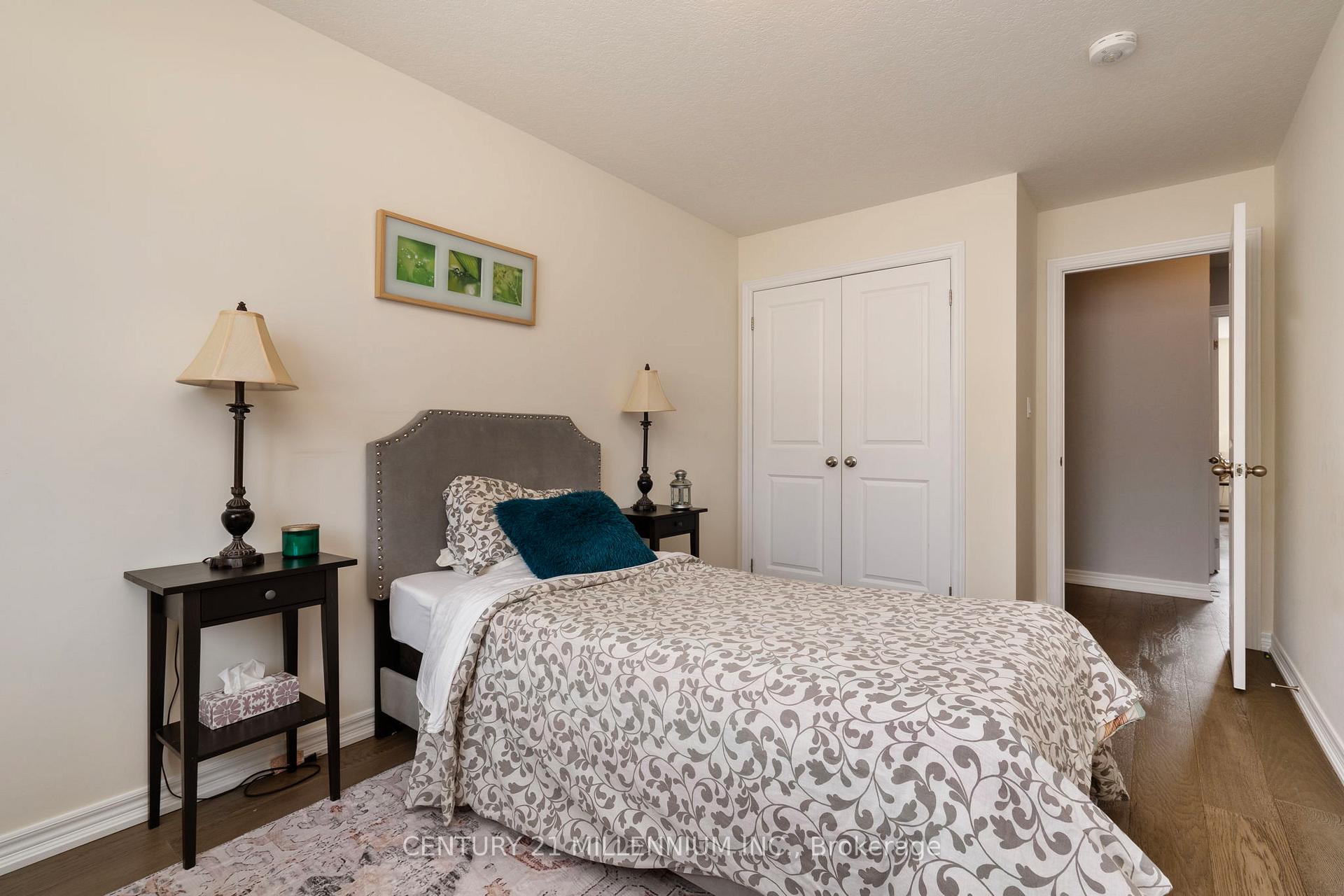 3 Bedrooms Condo at 19 Arietta, Hamilton For sale