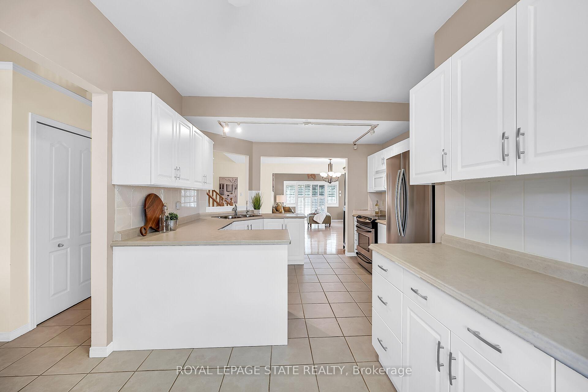 3 Bedrooms Condo at 212 Stonehenge,  Hamilton For sale