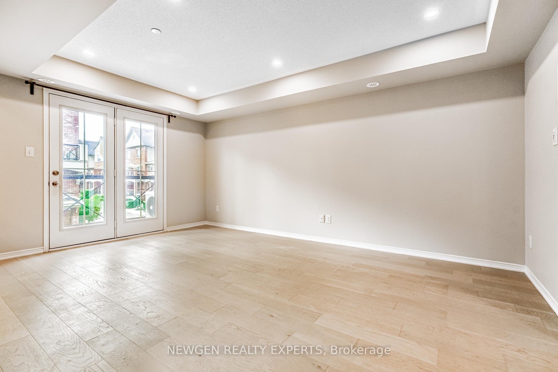 2 Bedrooms Condo at 51 Hays, Oakville For sale