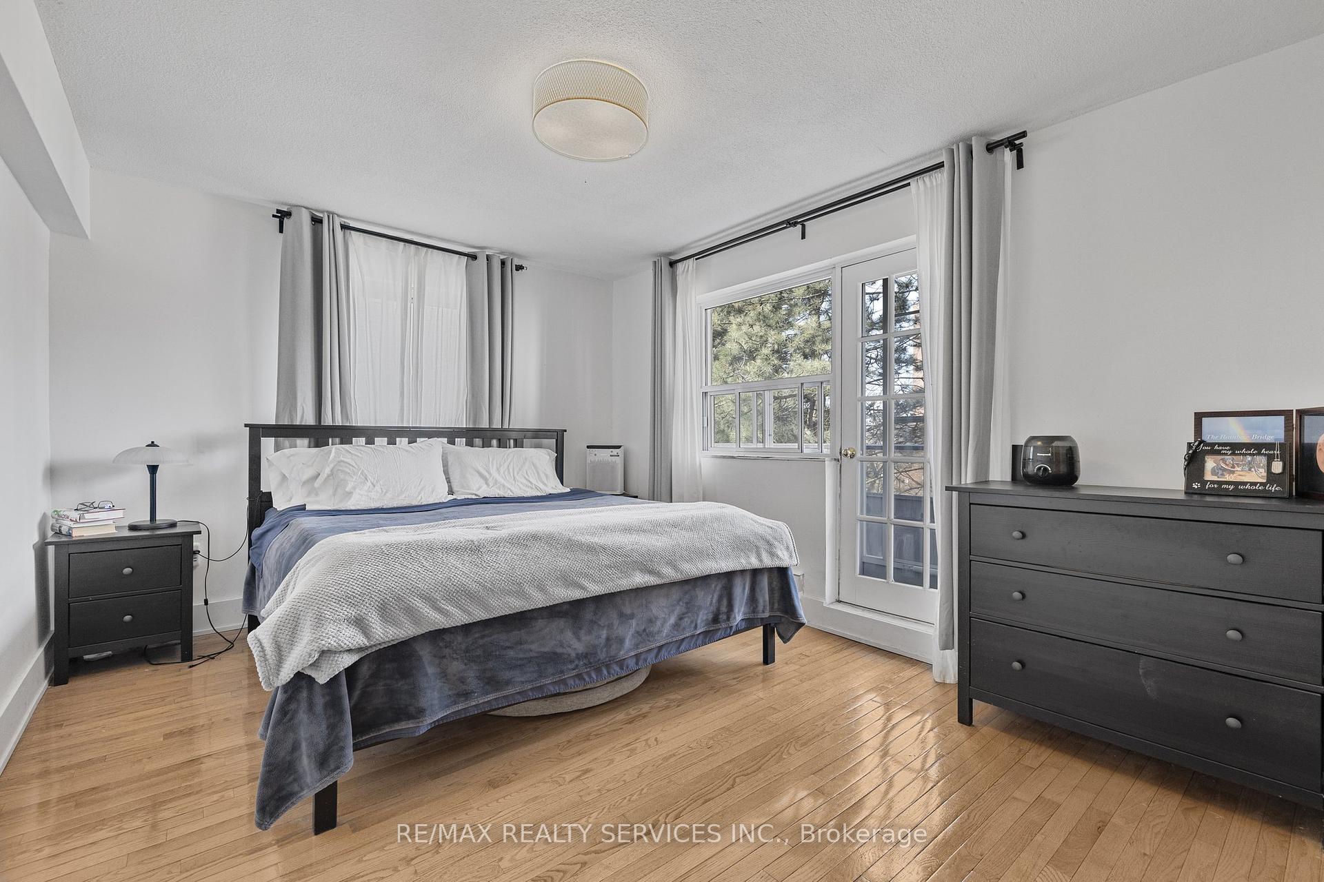 2 Bedrooms Condo at 15 Elizabeth, Mississauga For sale