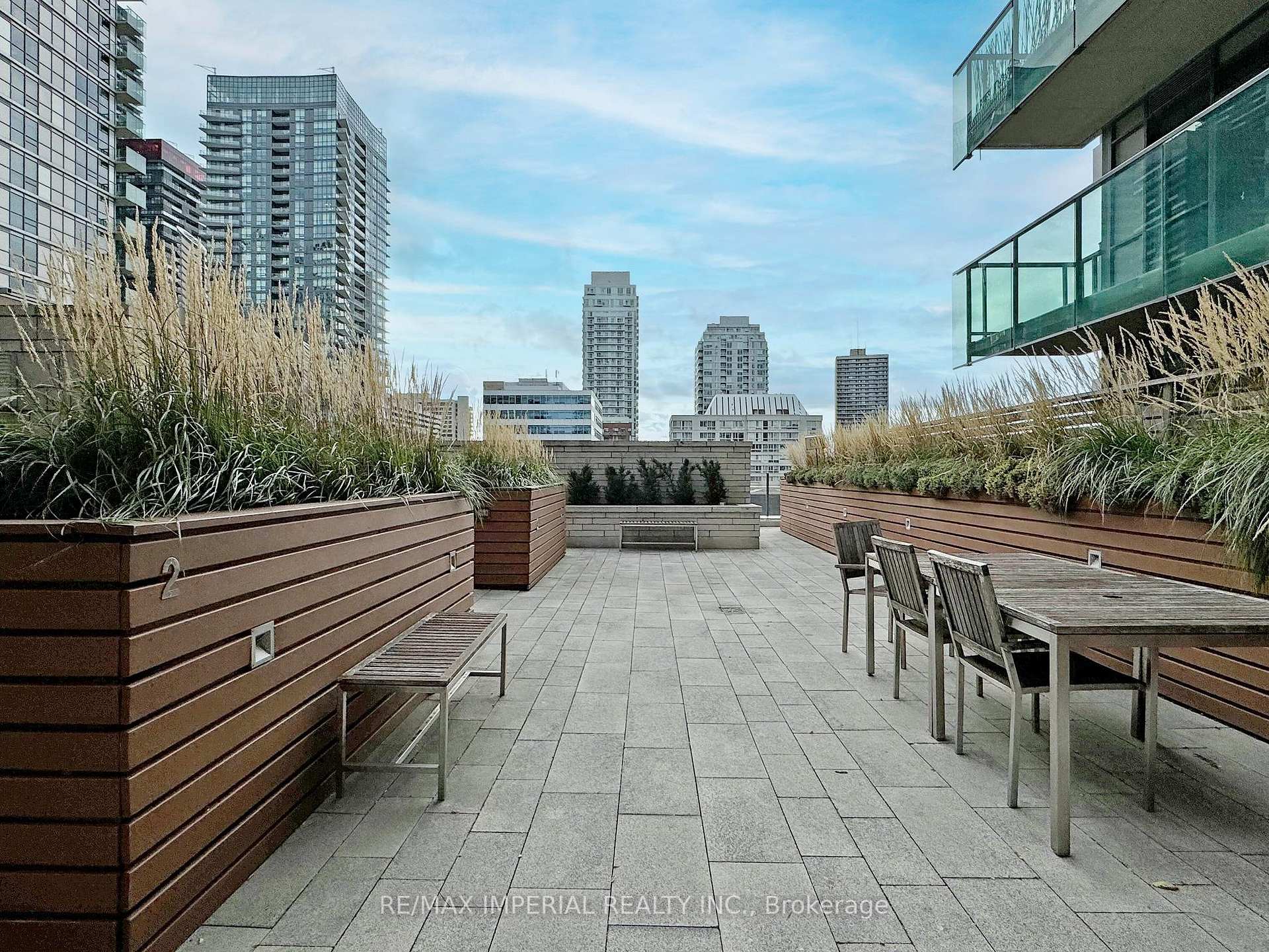 2 Bedrooms Condo at 25 Broadway, Toronto For sale