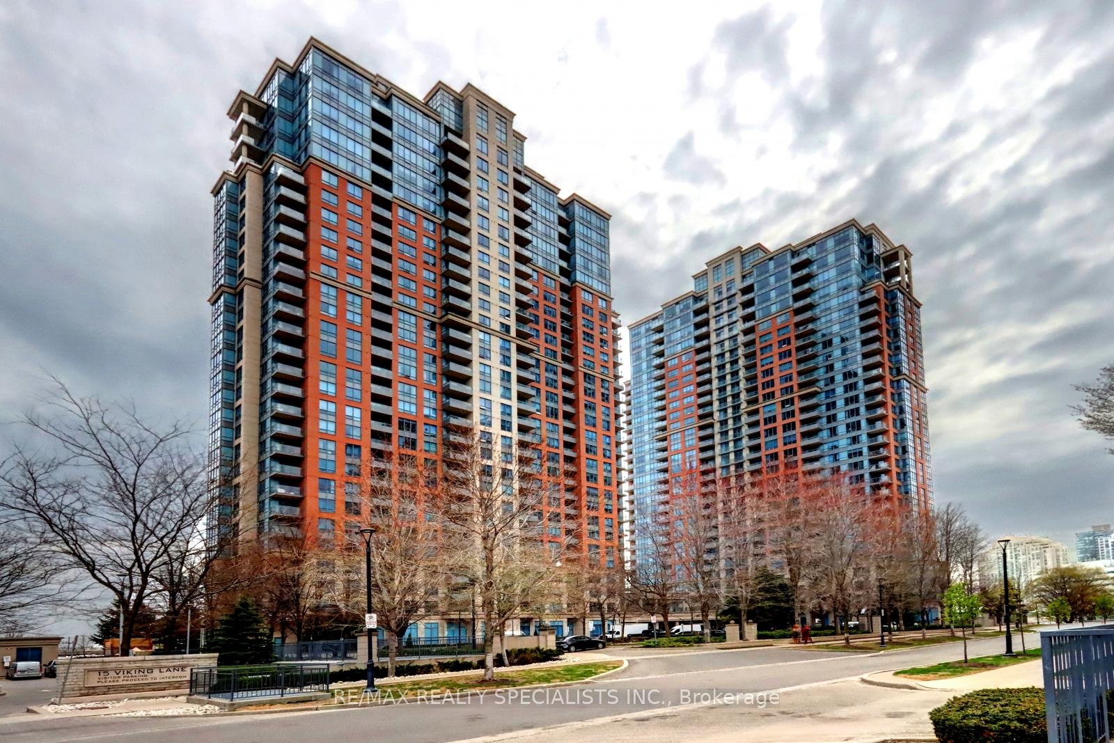 2 Bedrooms Condo at 25 Viking, Toronto For sale