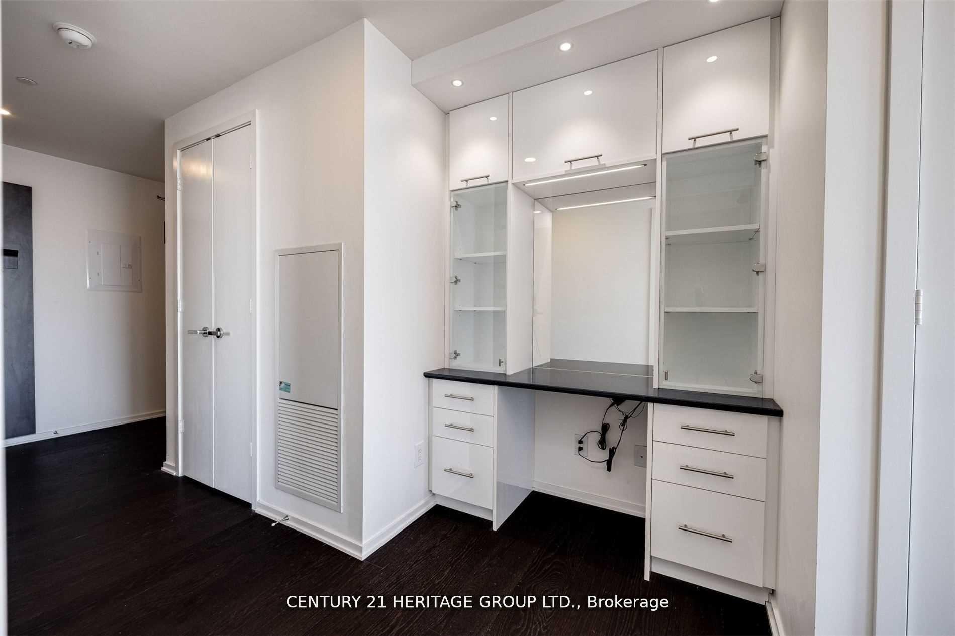 2 Bedrooms Condo at 1 Bloor, Toronto For sale