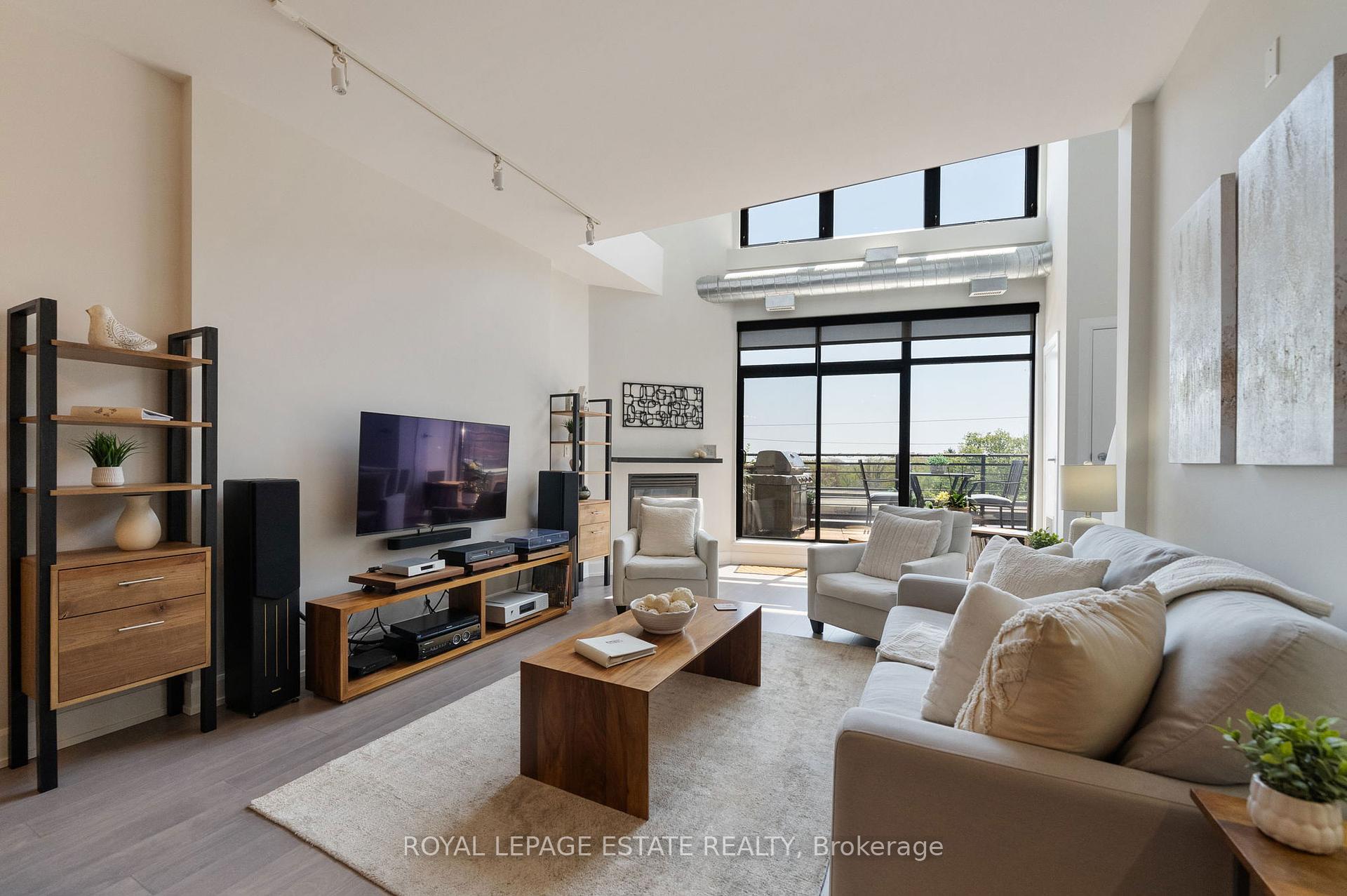 2 Bedrooms Condo at 160 Fallingbrook, Toronto For sale
