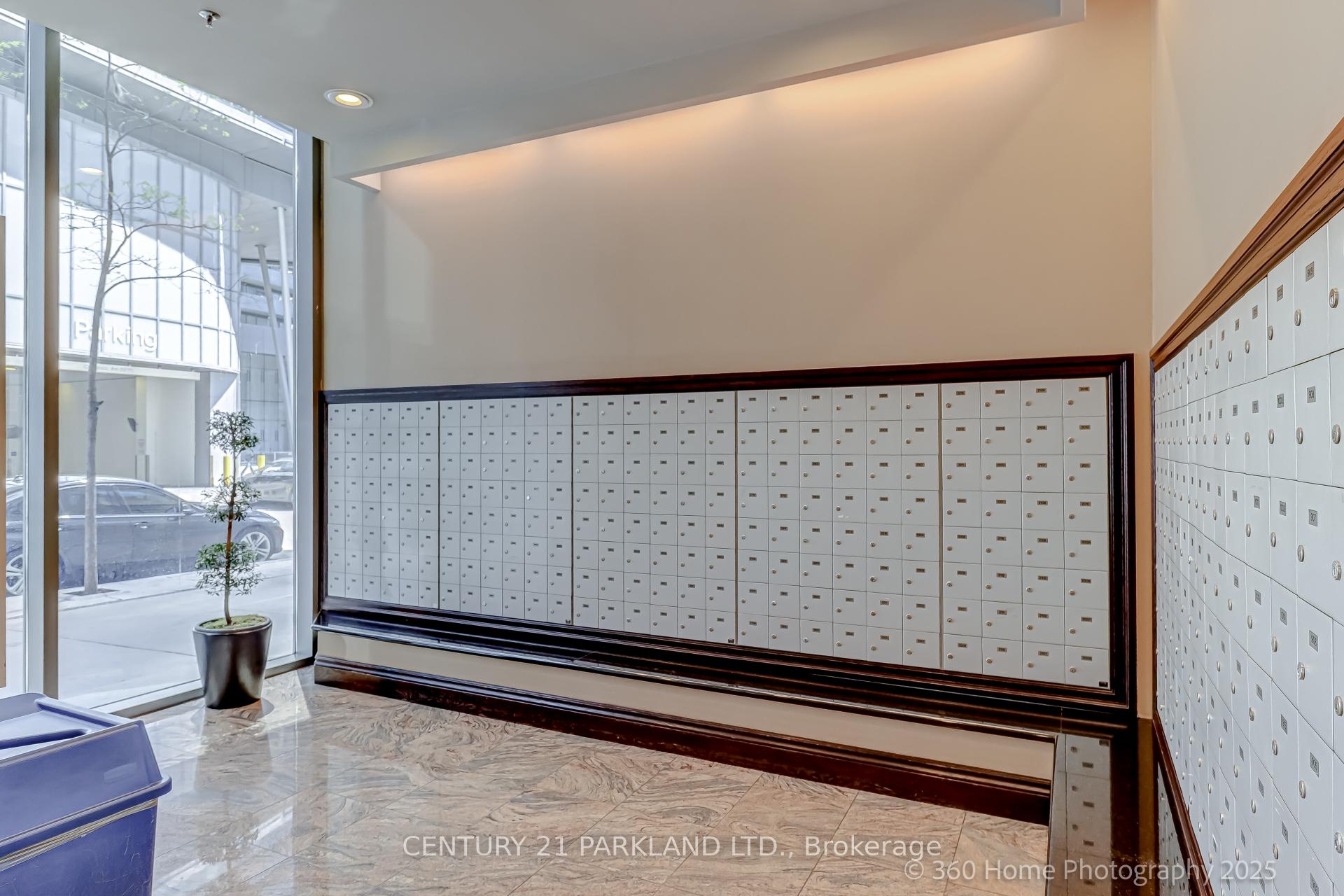 2 Bedrooms Condo at 30 Grand Trunk, Toronto For sale