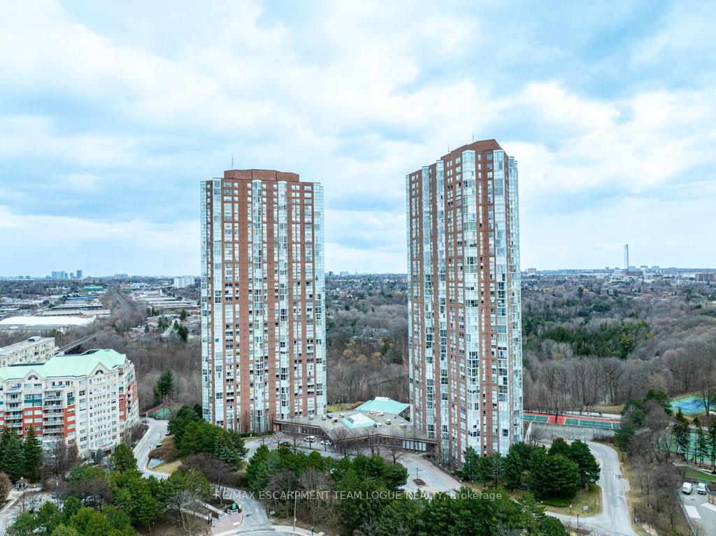 3 Bedrooms Condo at 7 Concorde,  Toronto For sale