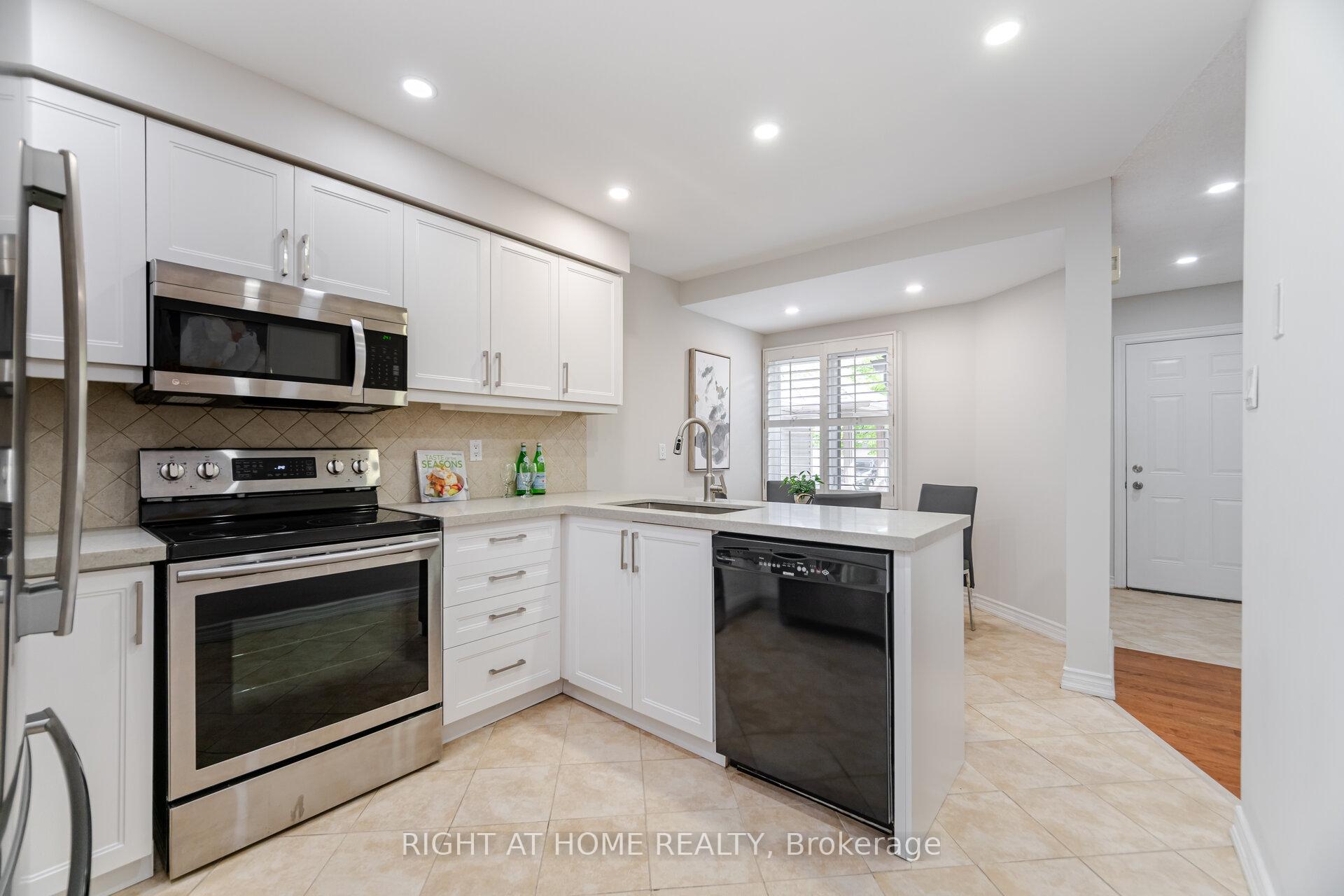 3 Bedrooms Condo at 3600 Colonial, Mississauga For sale